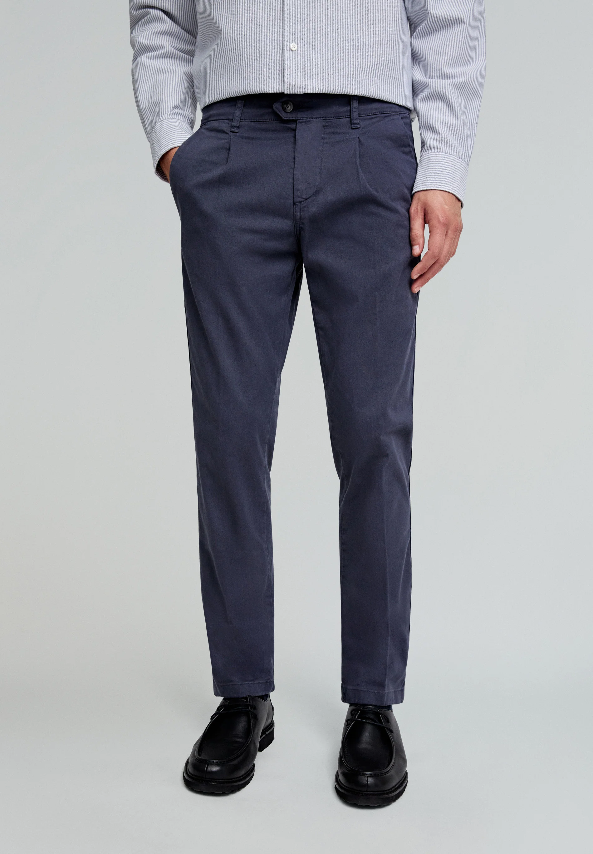 PANTALÓN CHINO PINZAS - Image 2