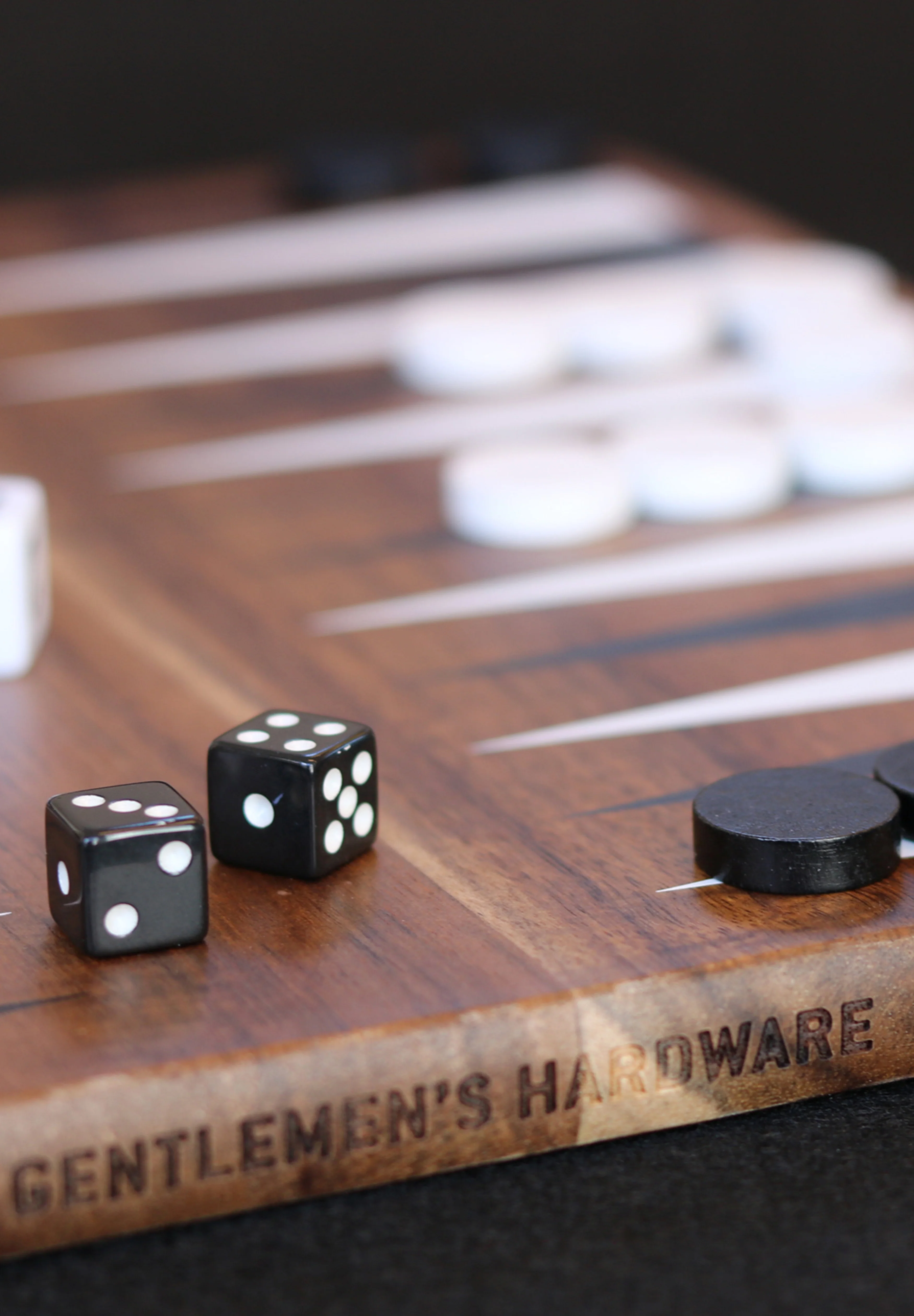 GENTLEMEN'S HARDWARE | JUEGO DE BACKGAMMON DE MADERA - Image 3