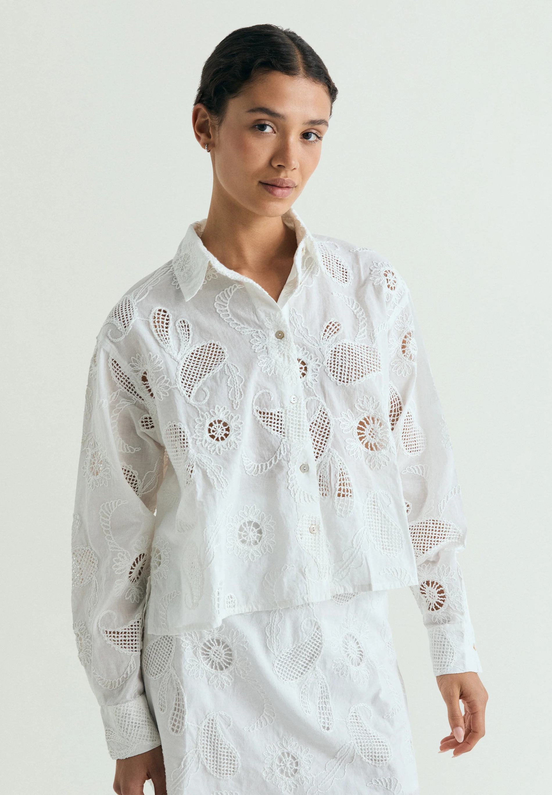 CAMISA BORDADOS PERFORADA - Image 2