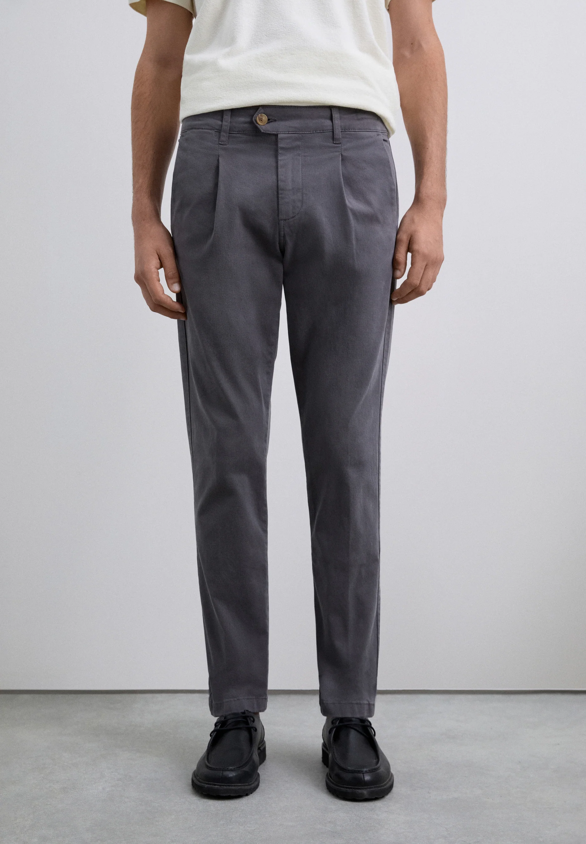 PANTALÓN CHINO PINZAS - Image 2