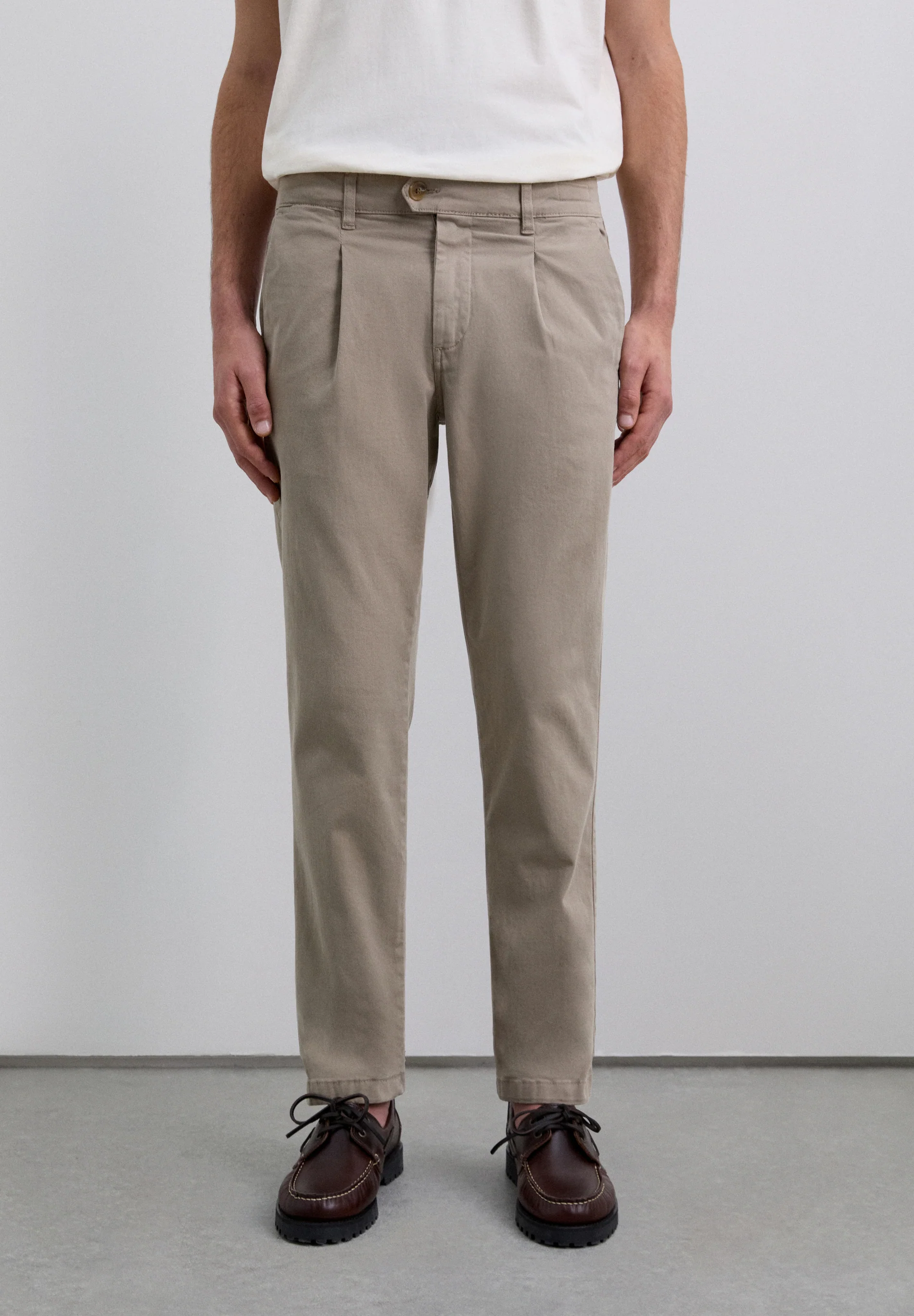 PANTALÓN CHINO PINZAS - Image 2