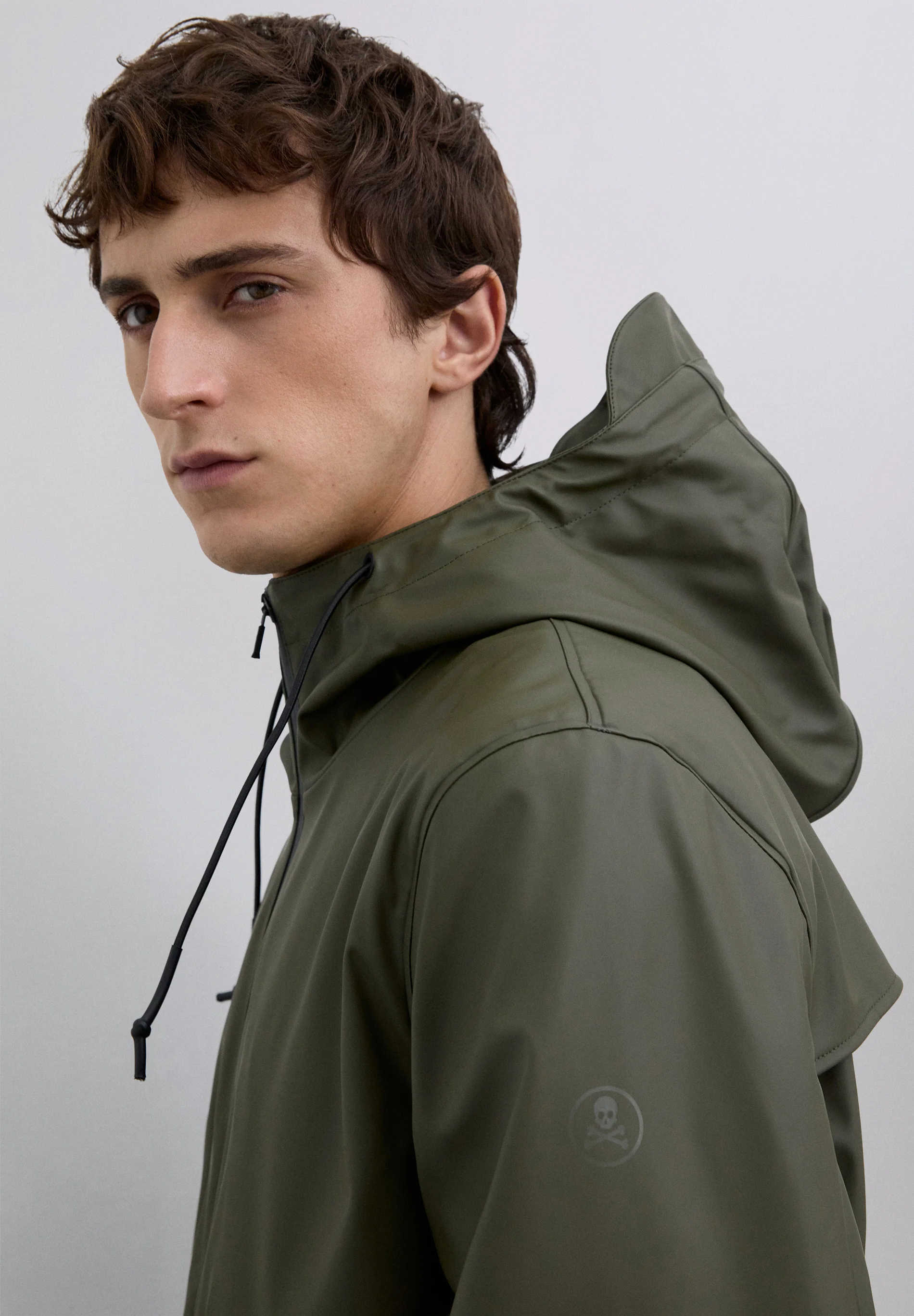 CHAQUETA IMPERMEABLE LOGO - Image 4