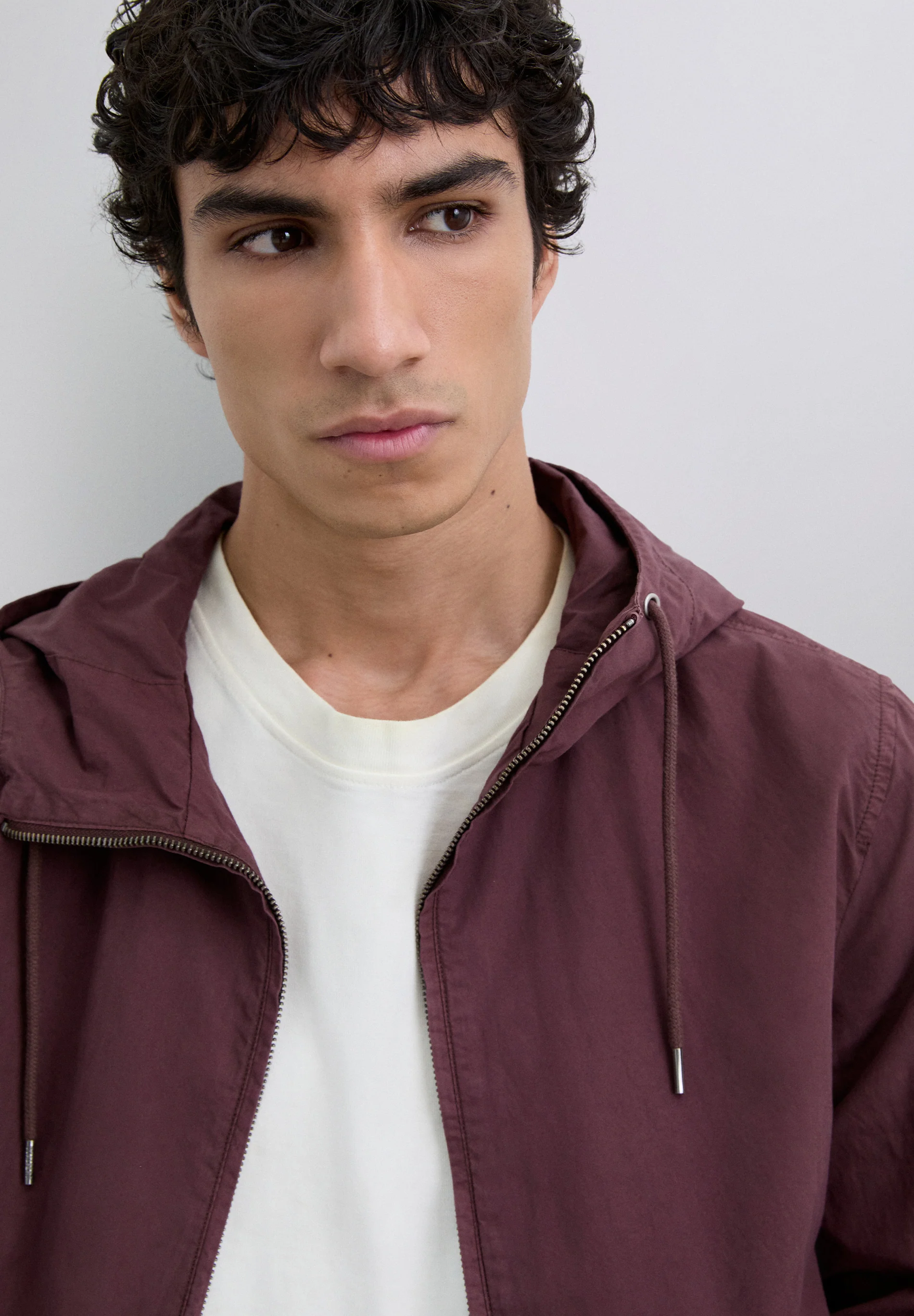 CHAQUETA LIGERA CAPUCHA - Image 2