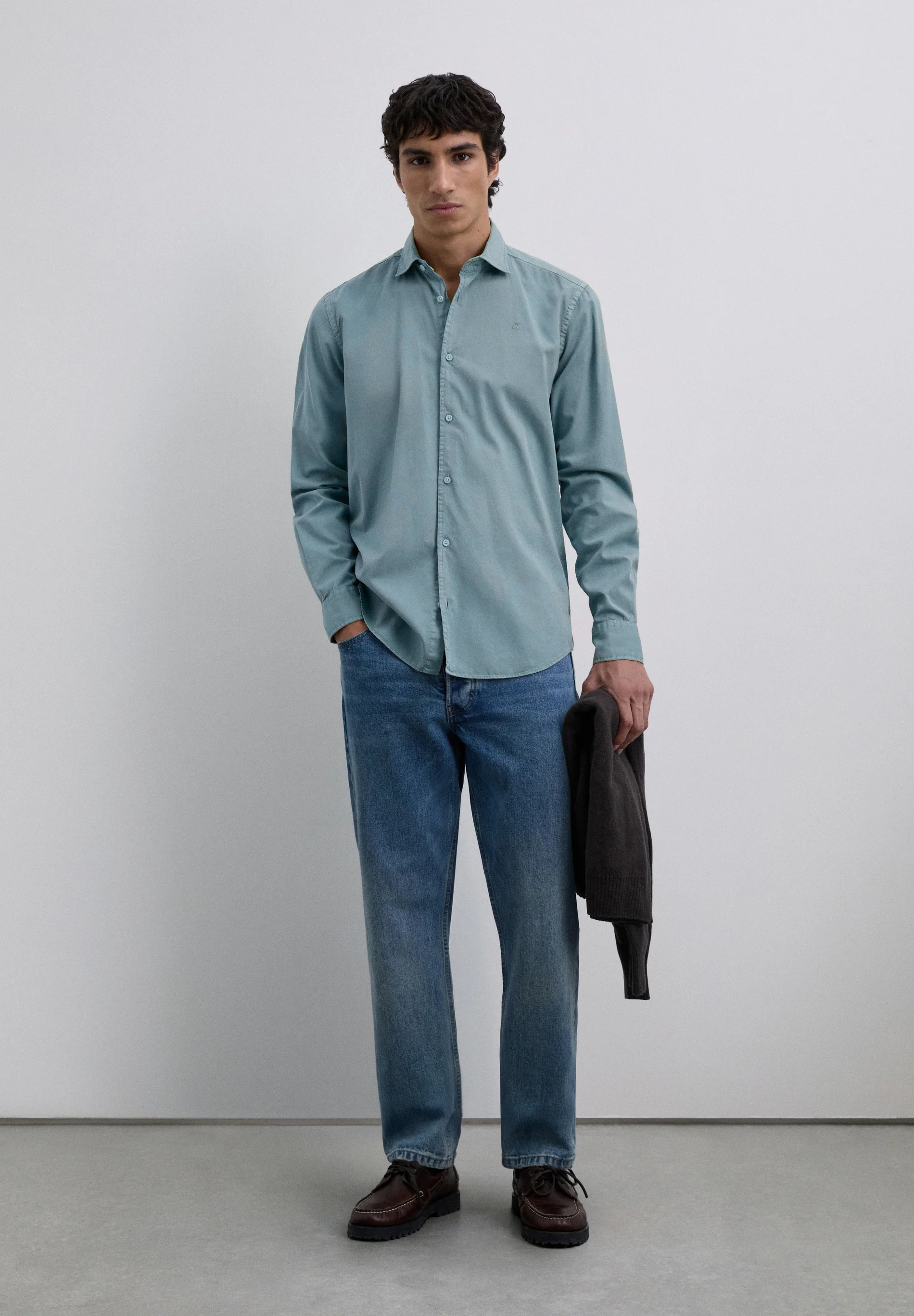 CAMISA REGULAR FIT BORDADA - Image 2