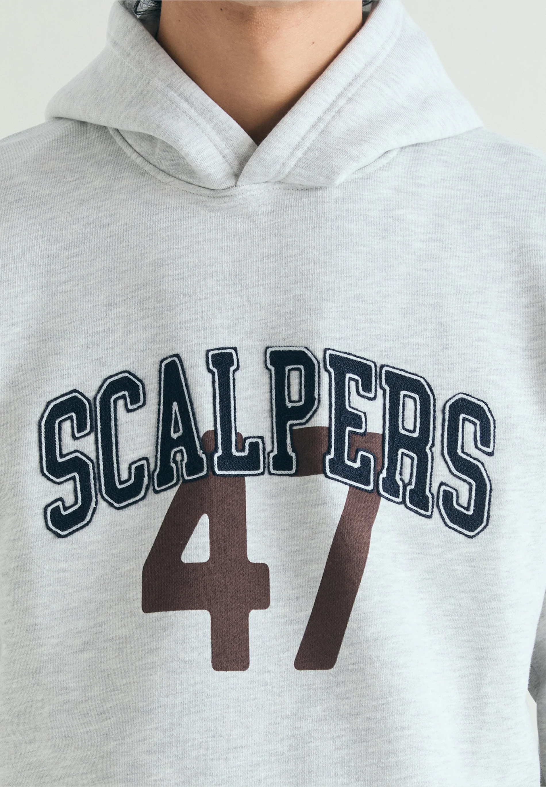 SUDADERA CON CAPUCHA VARSITY - Image 4