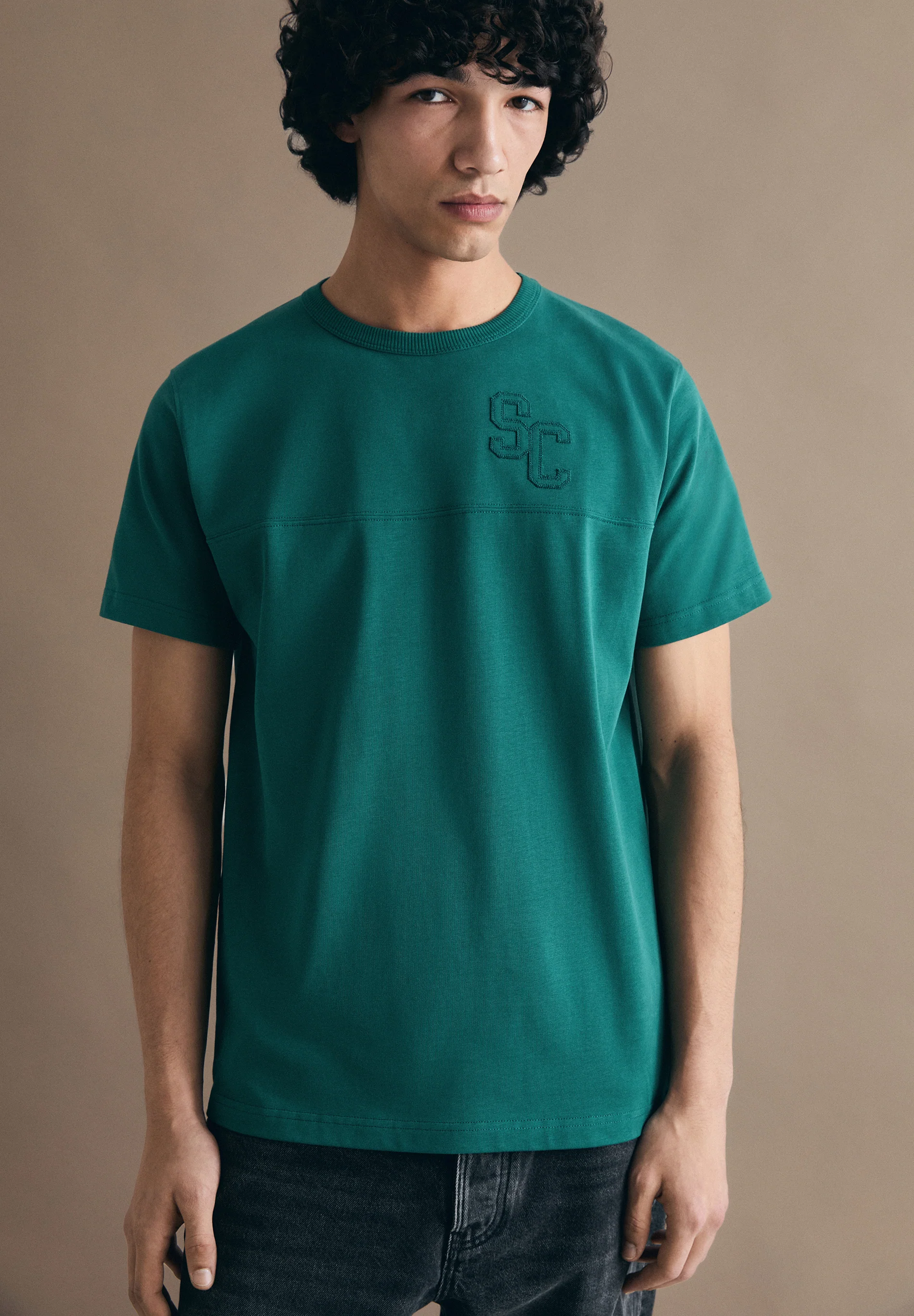 CAMISETA ESTAMPADA VARSITY