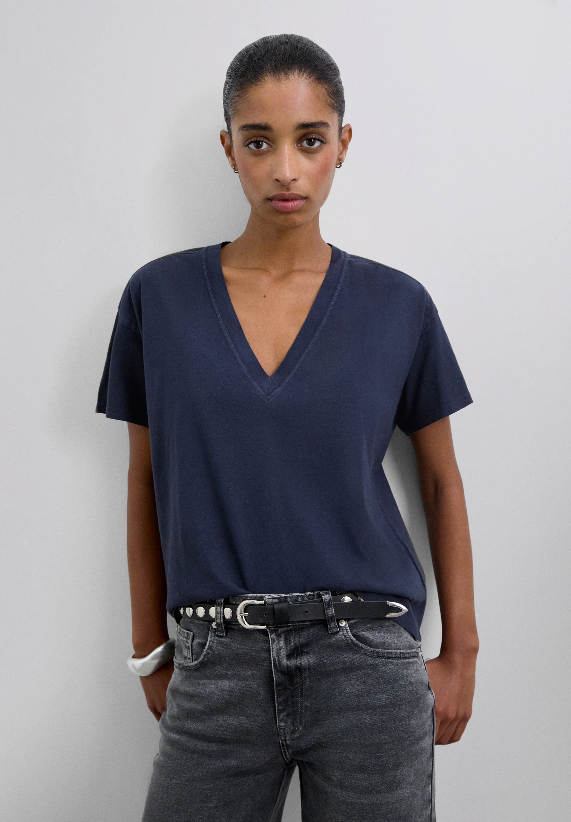 CAMISETA BÁSICA CUELLO PICO - Image 5