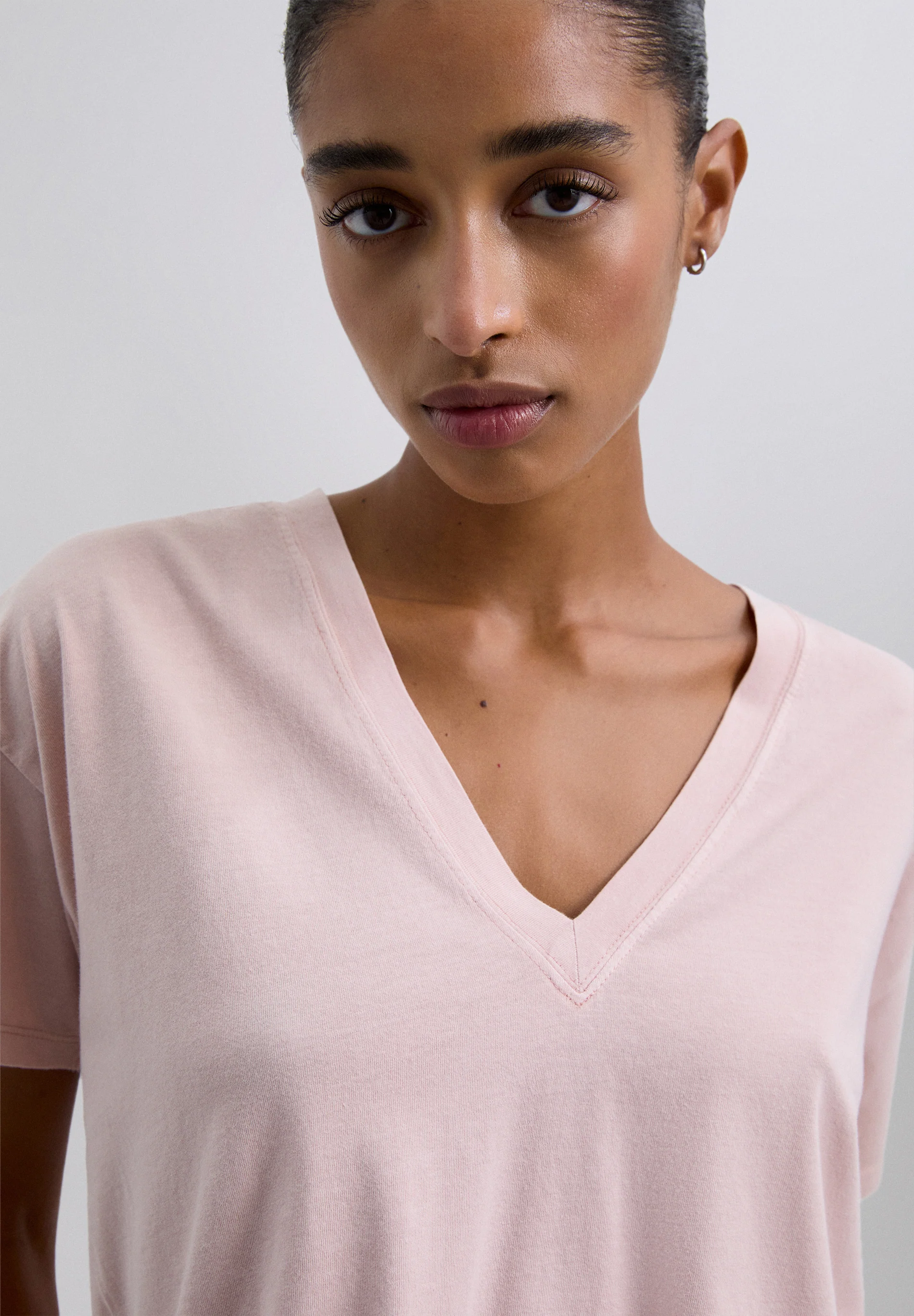 CAMISETA BÁSICA CUELLO PICO - Image 3