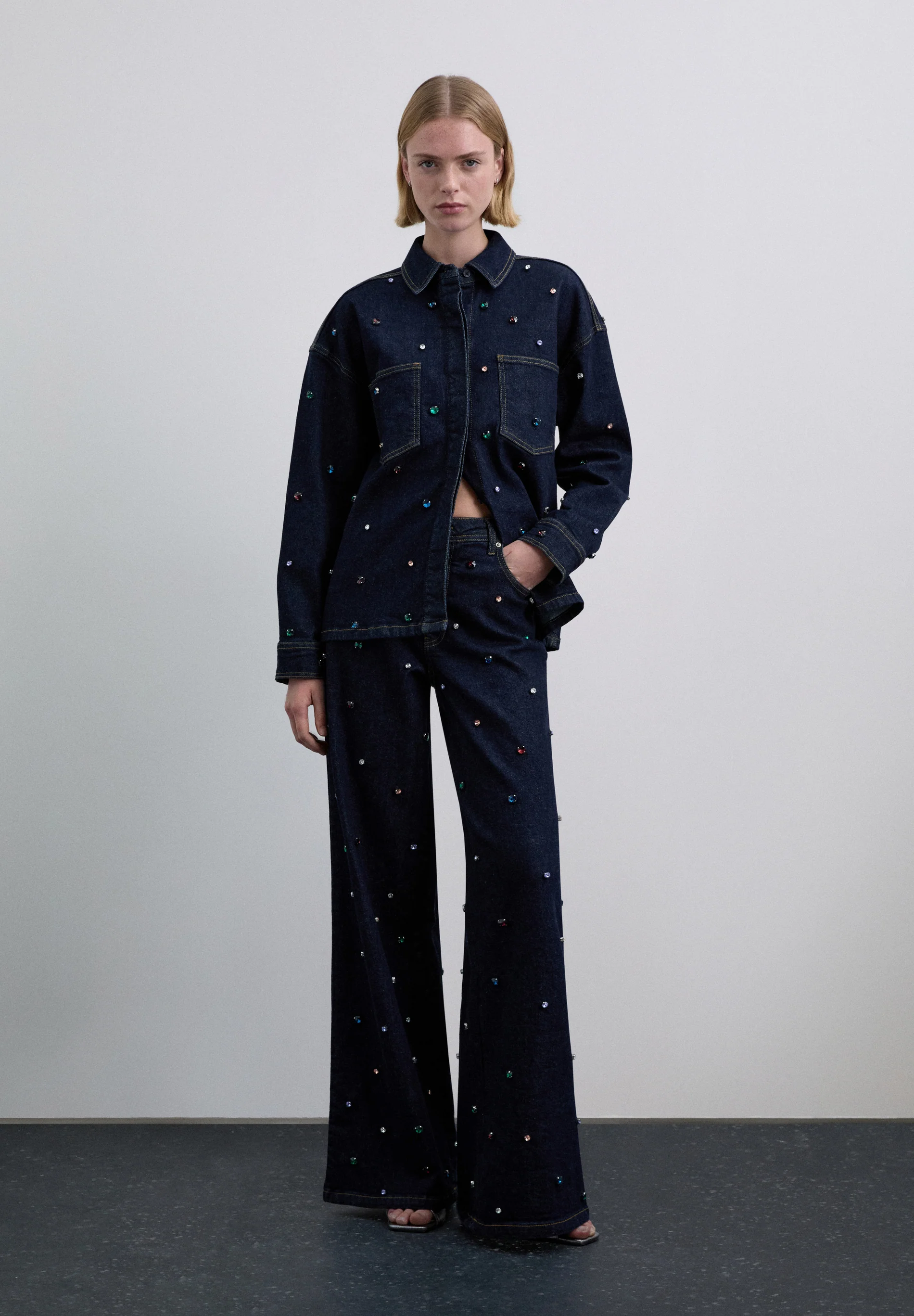 CHAQUETA DENIM CON ABALORIOS - Image 2