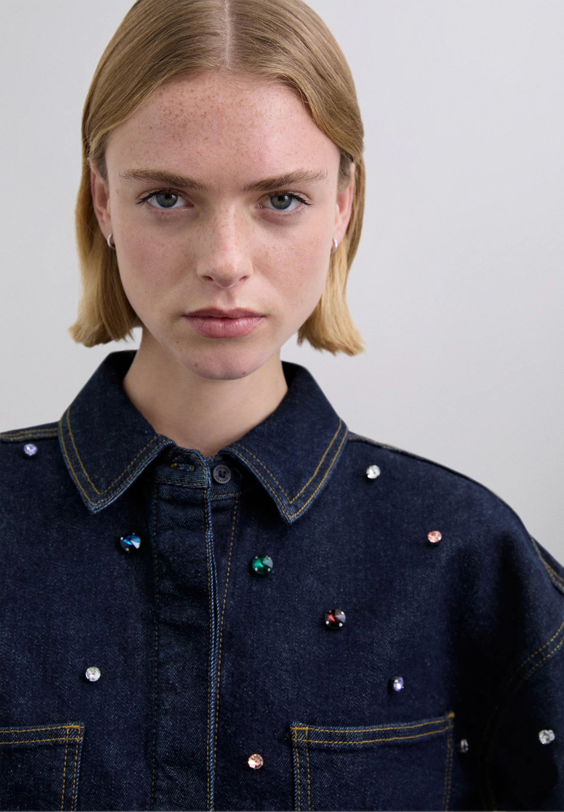 CHAQUETA DENIM CON ABALORIOS - Image 3