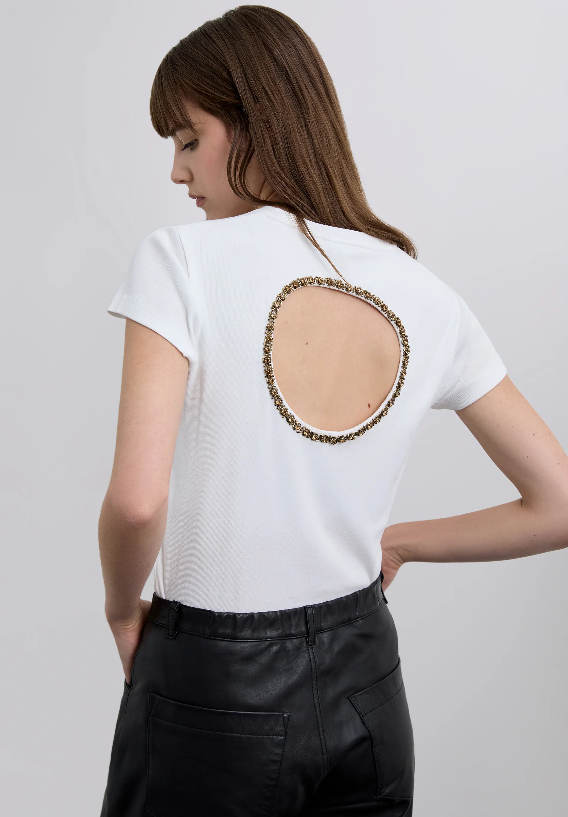 CAMISETA ABERTURA DETALLE PEDRERÍA