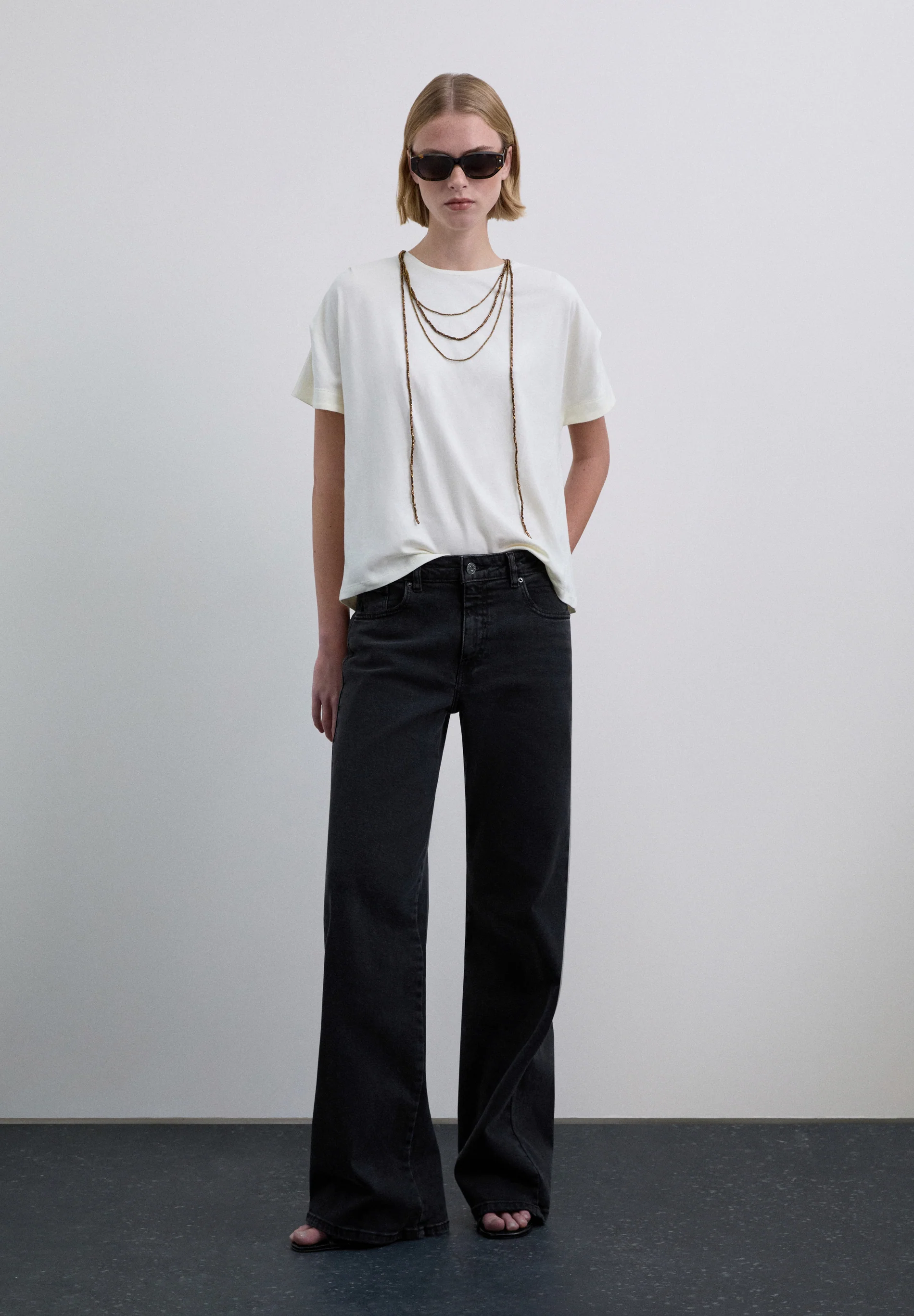 XM SCNECKLACE TEE - Image 2