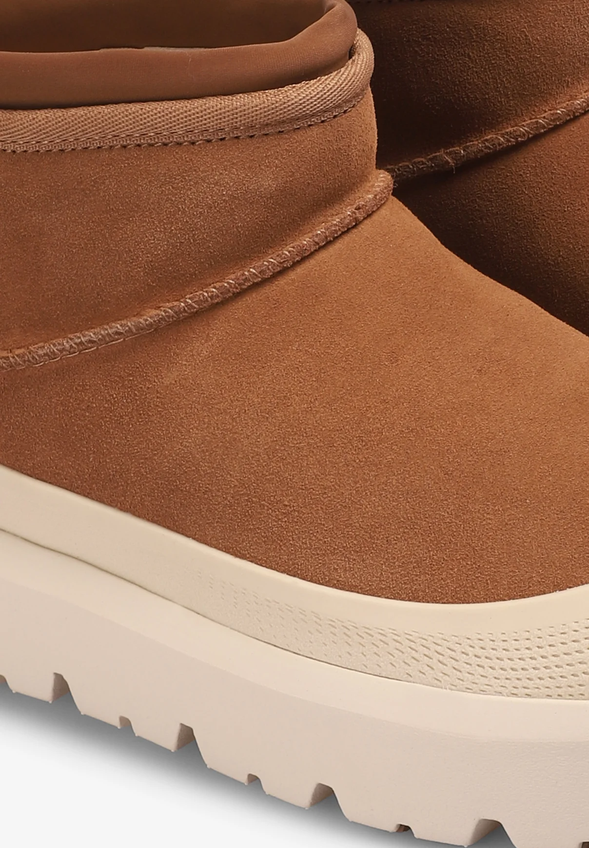 UGG | BOTAS CLASSIC ULTRA MINI WEATHER HYBRID HOMBRE - Image 4