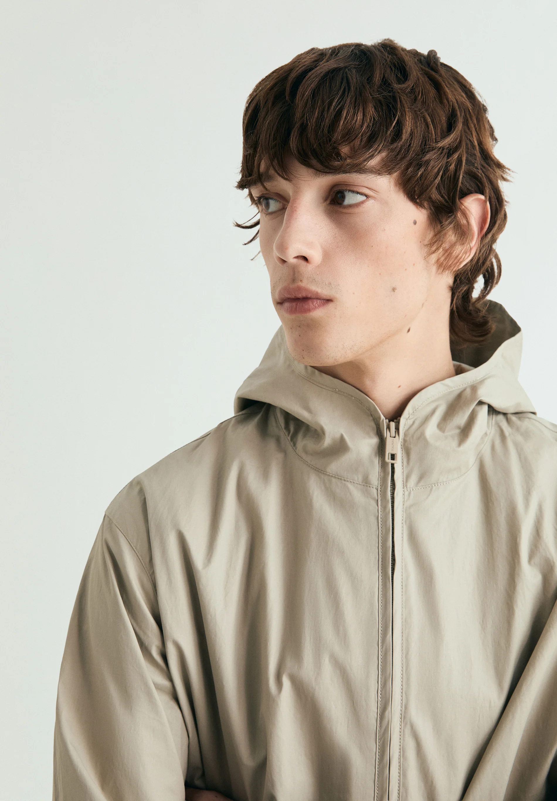 CHAQUETA CON CAPUCHA MESH - Image 4