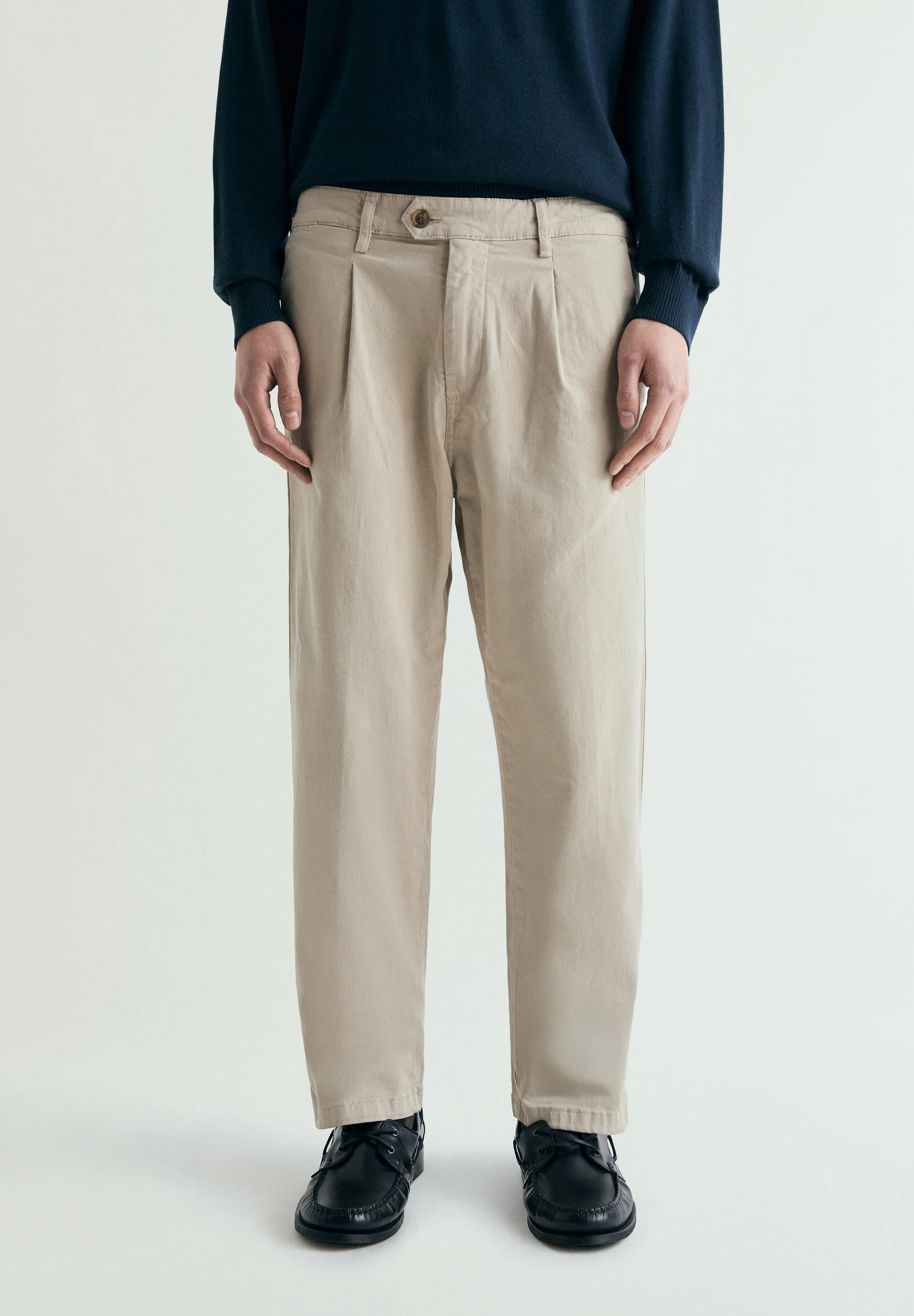 PANTALÓN CHINO PINZAS - Image 2