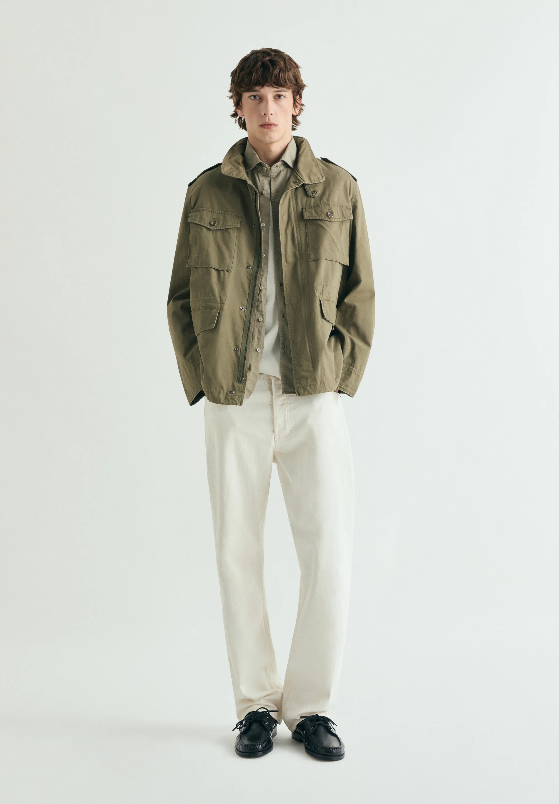 CHAQUETA MILITAR CON CAPUCHA OCULTA