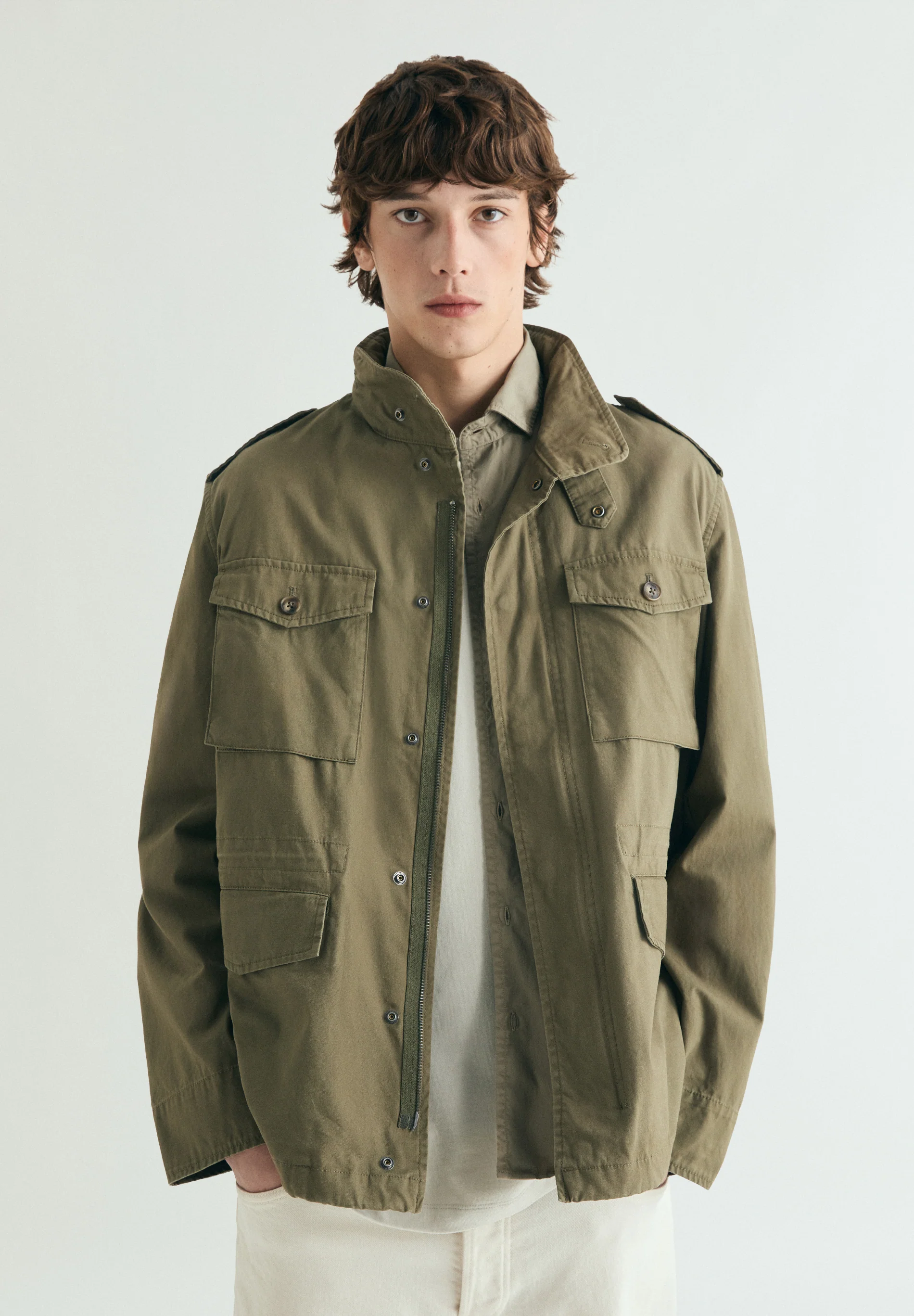 CHAQUETA MILITAR CON CAPUCHA OCULTA - Image 2