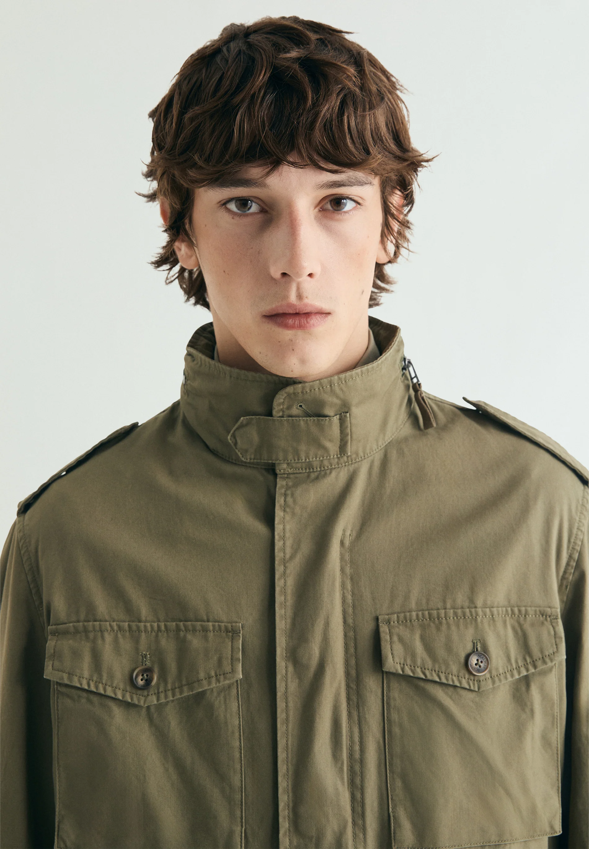 CHAQUETA MILITAR CON CAPUCHA OCULTA - Image 5