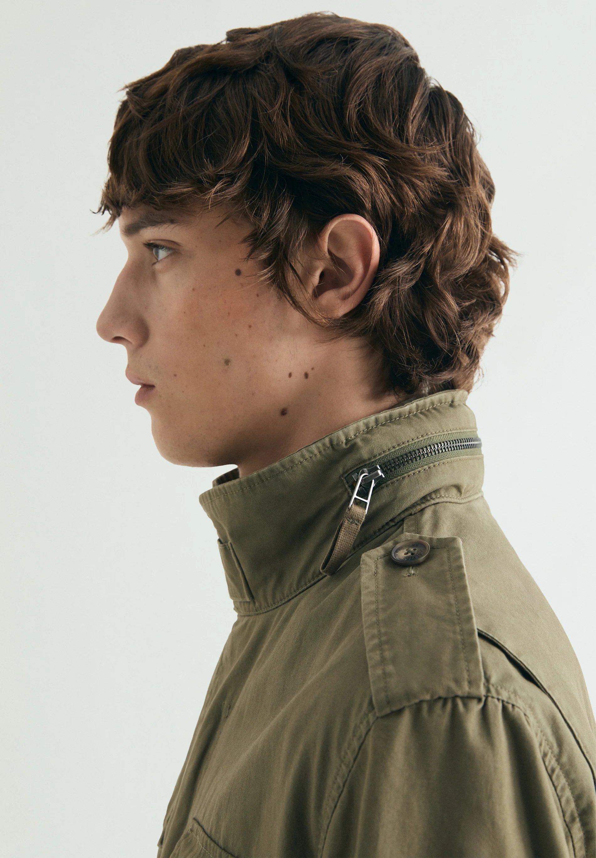 CHAQUETA MILITAR CON CAPUCHA OCULTA - Image 6