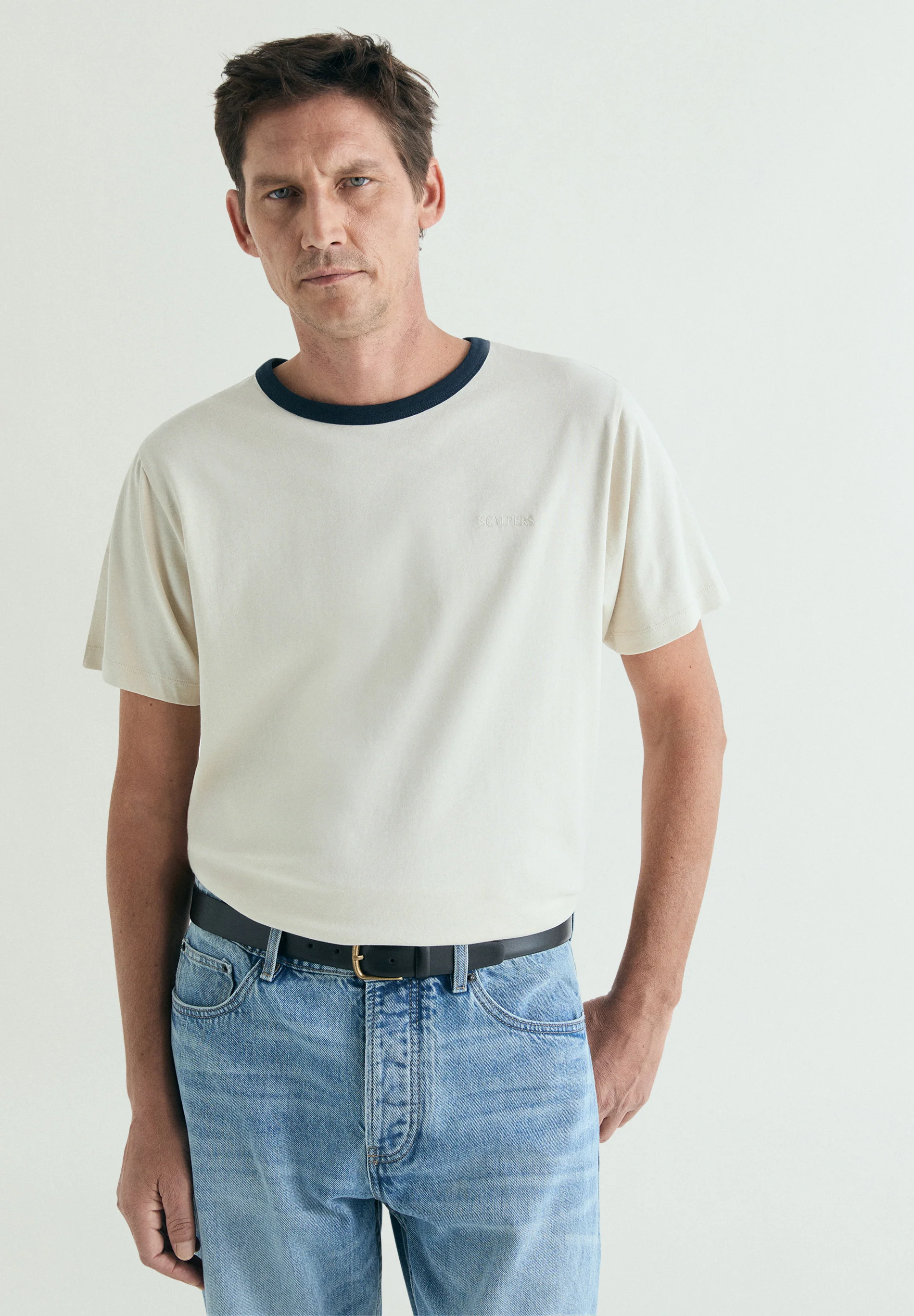 CAMISETA CUELLO CONTRASTE
