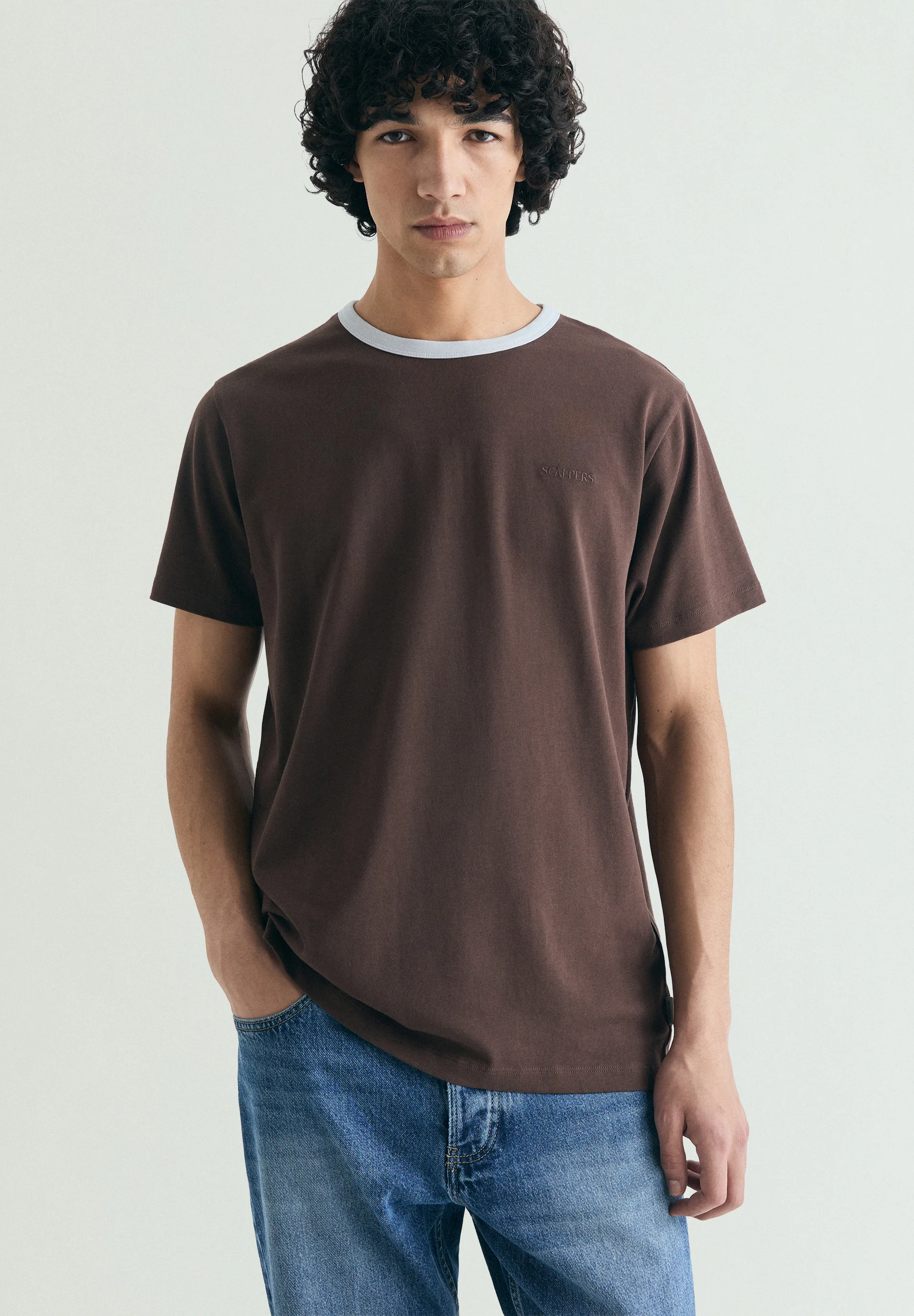 CAMISETA CUELLO CONTRASTE