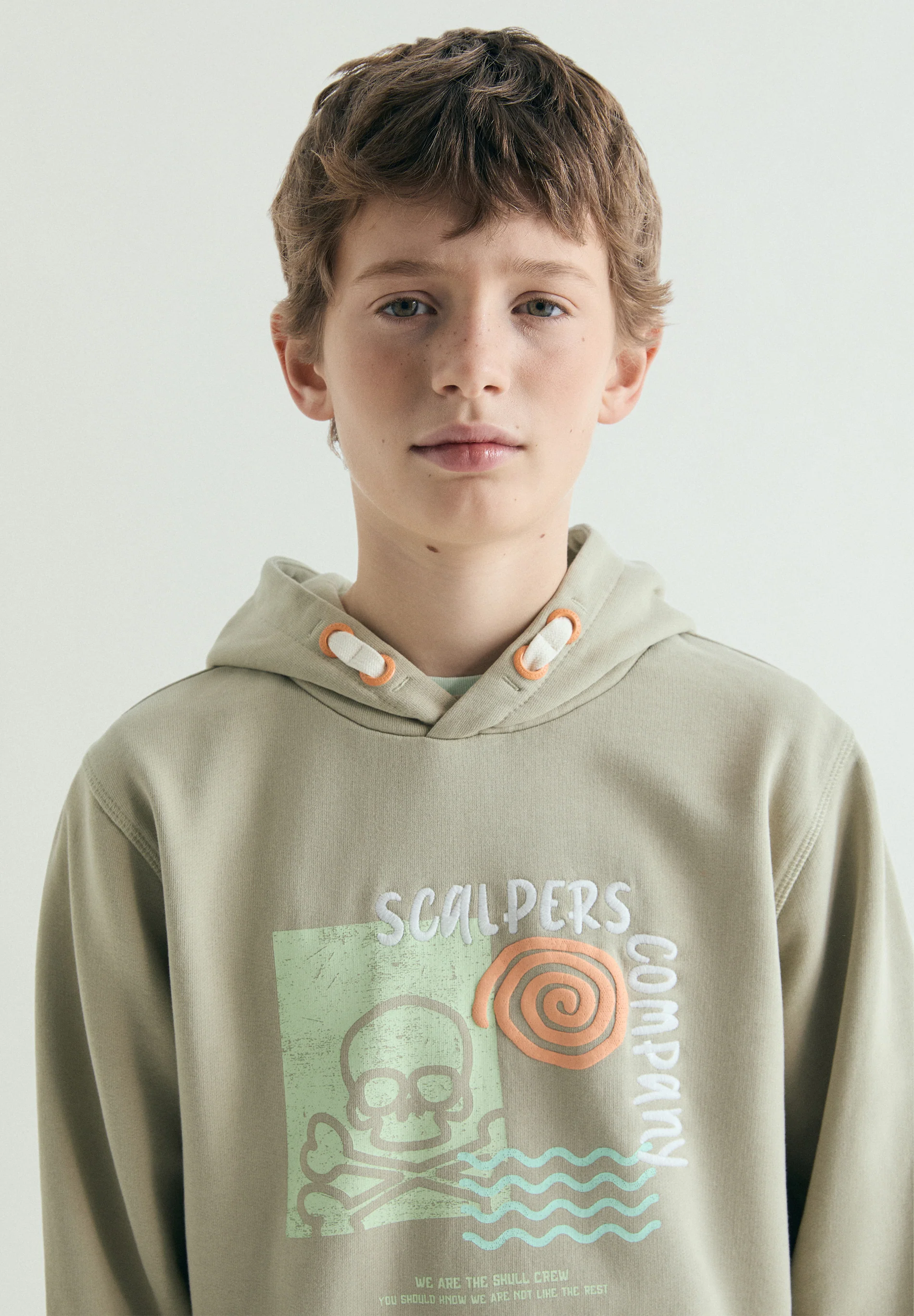 SUDADERA CON CAPUCHA ESTAMPADO CALAVERA