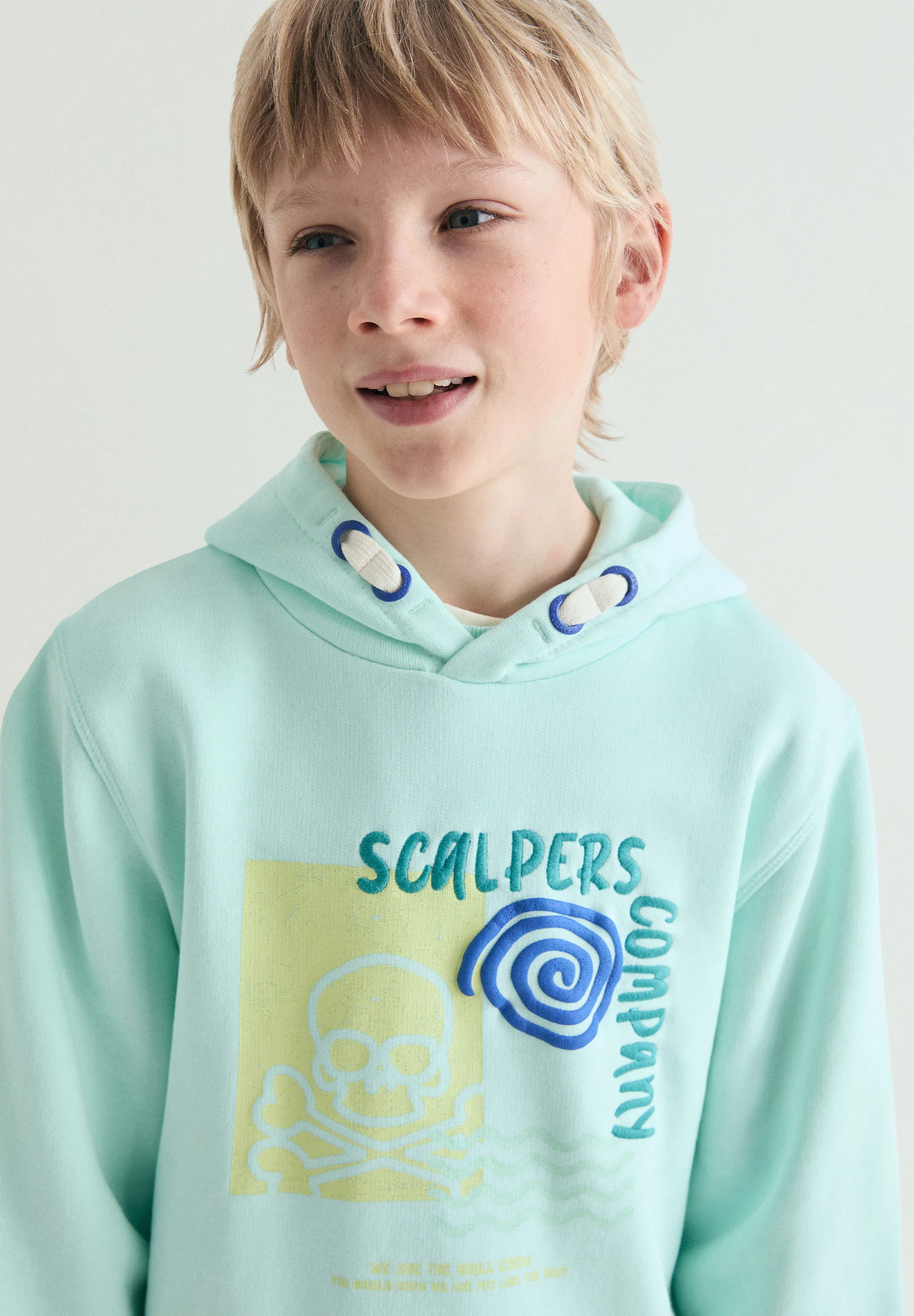 SUDADERA CON CAPUCHA ESTAMPADO CALAVERA - Image 3