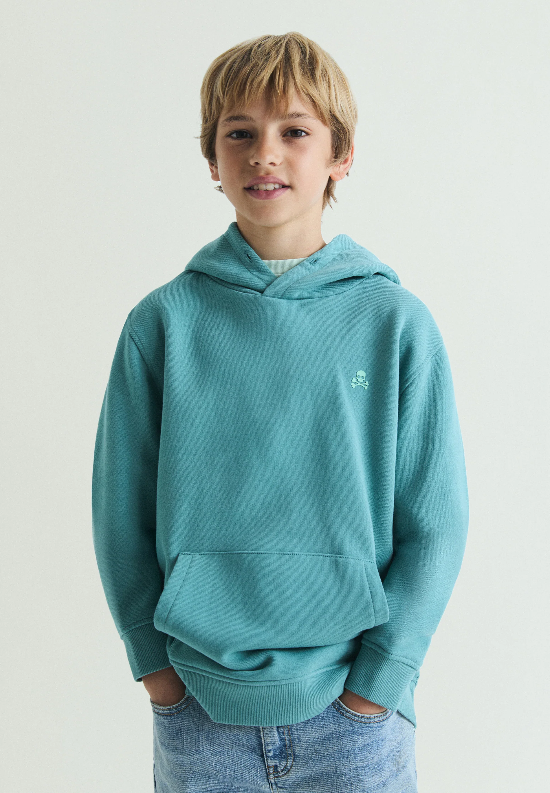 SUDADERA BÁSICA CON CAPUCHA