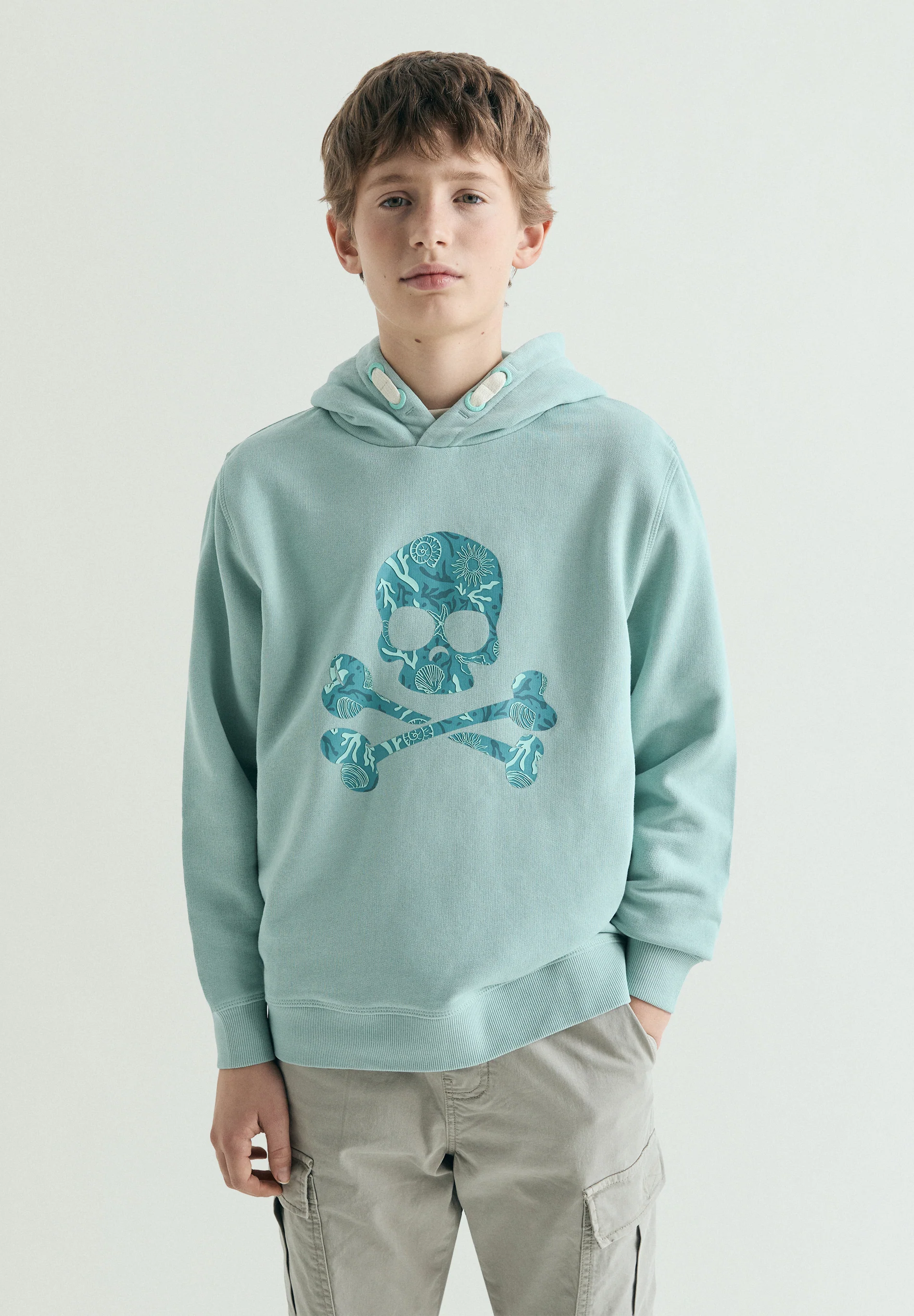 SUDADERA CON CAPUCHA CALAVERA ESTAMPADA