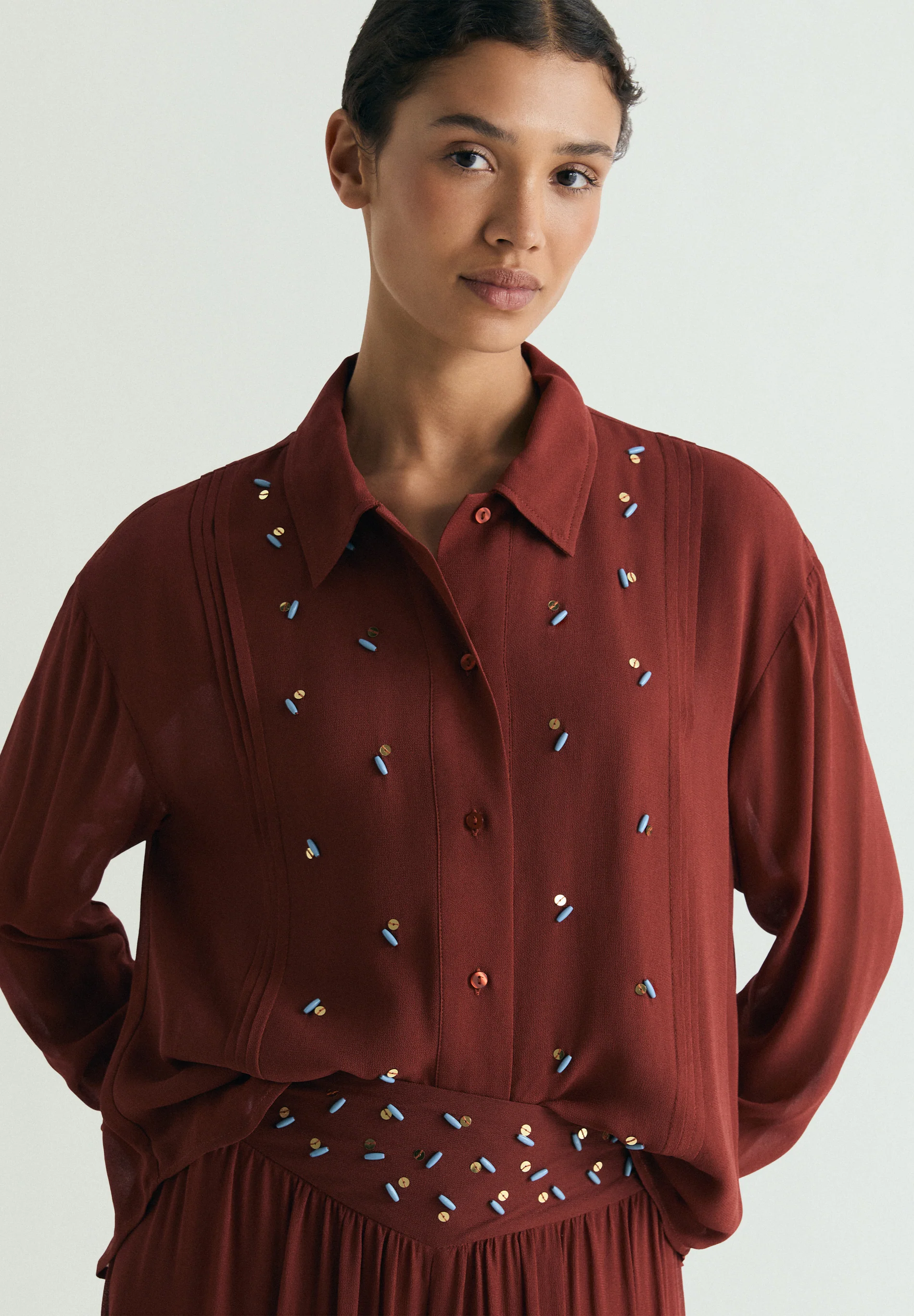 BLUSA VISCOSA DETALLE APLIQUES - Image 2