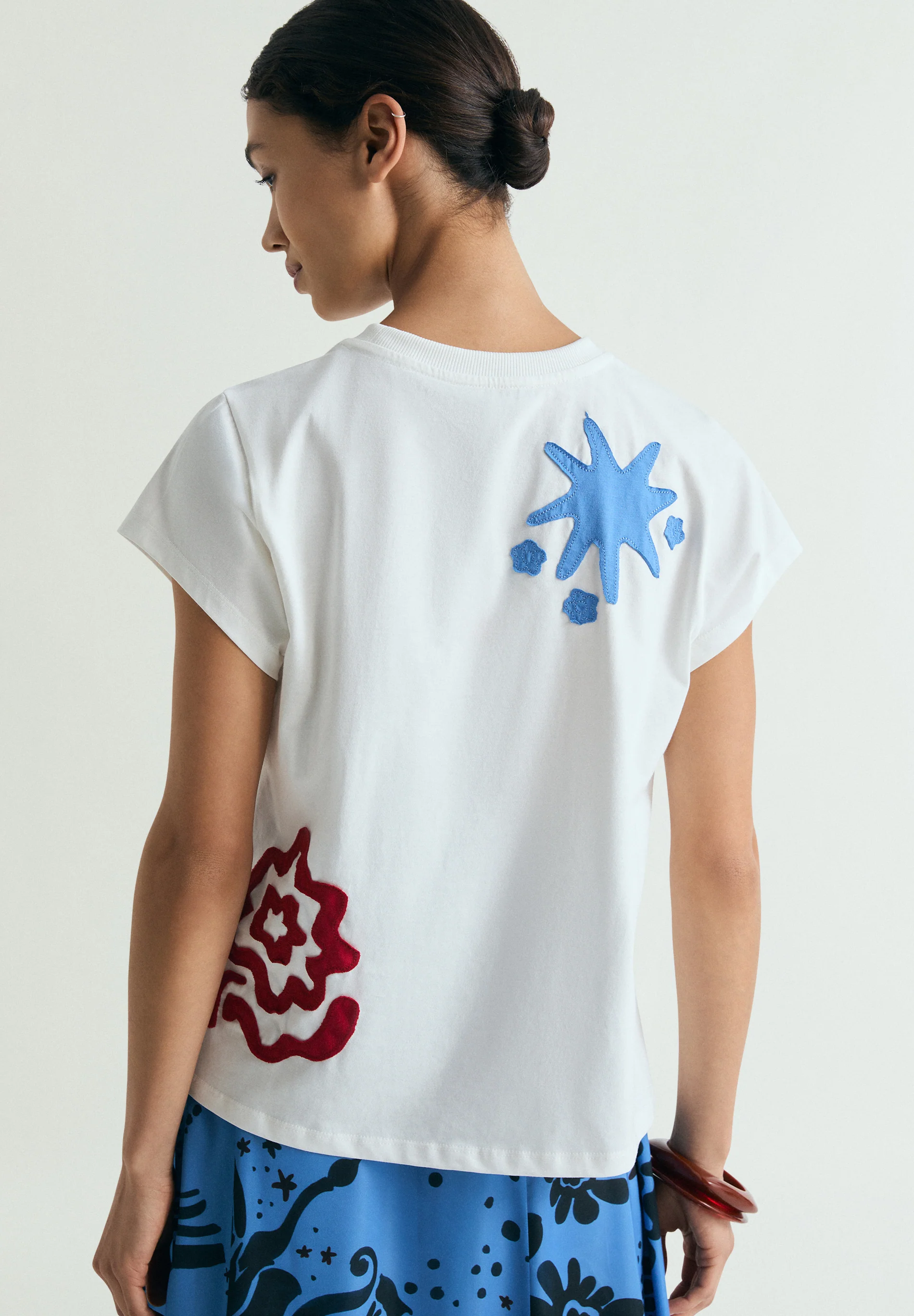 CAMISETA PARCHES BORDADOS - Image 3