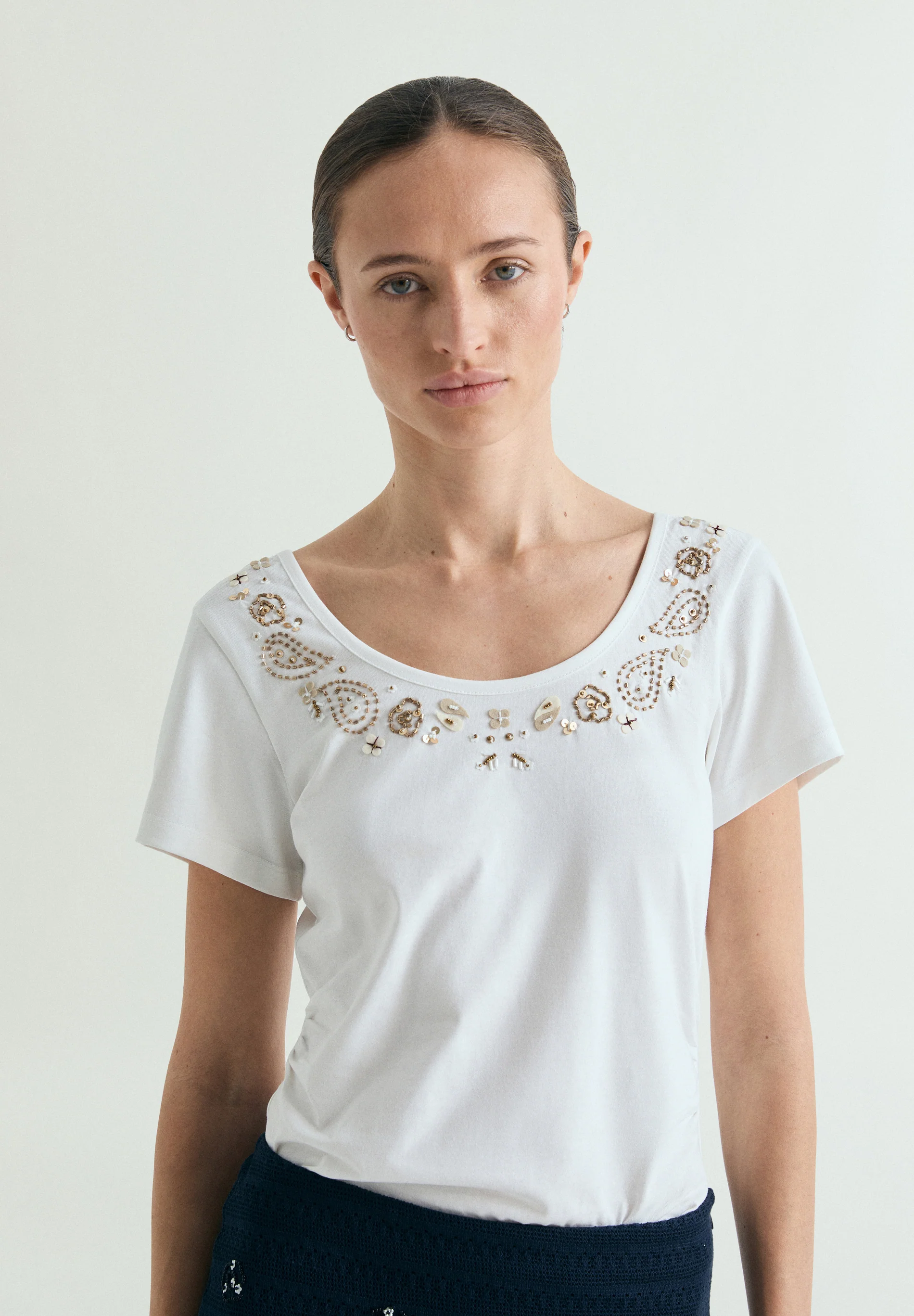 CAMISETA ESCOTE REDONDO ABALORIOS