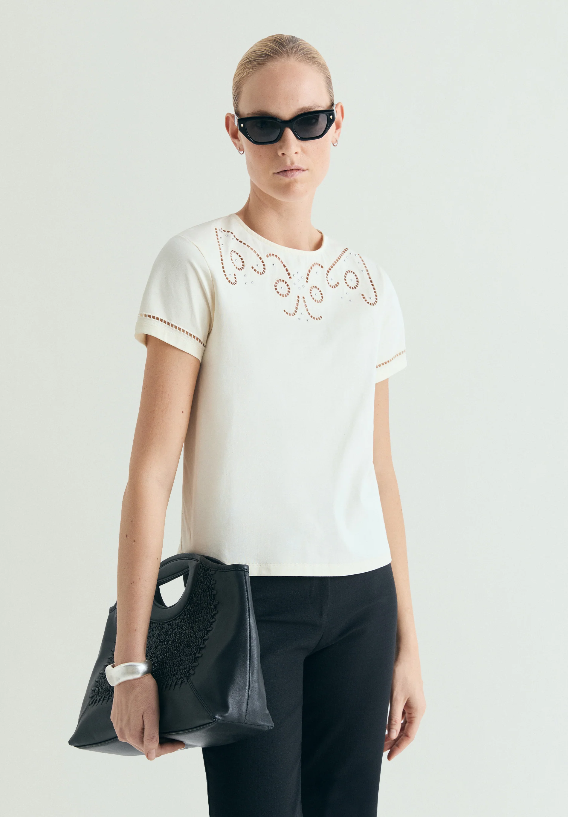 CAMISETA DETALLES TROQUELADO STUDS