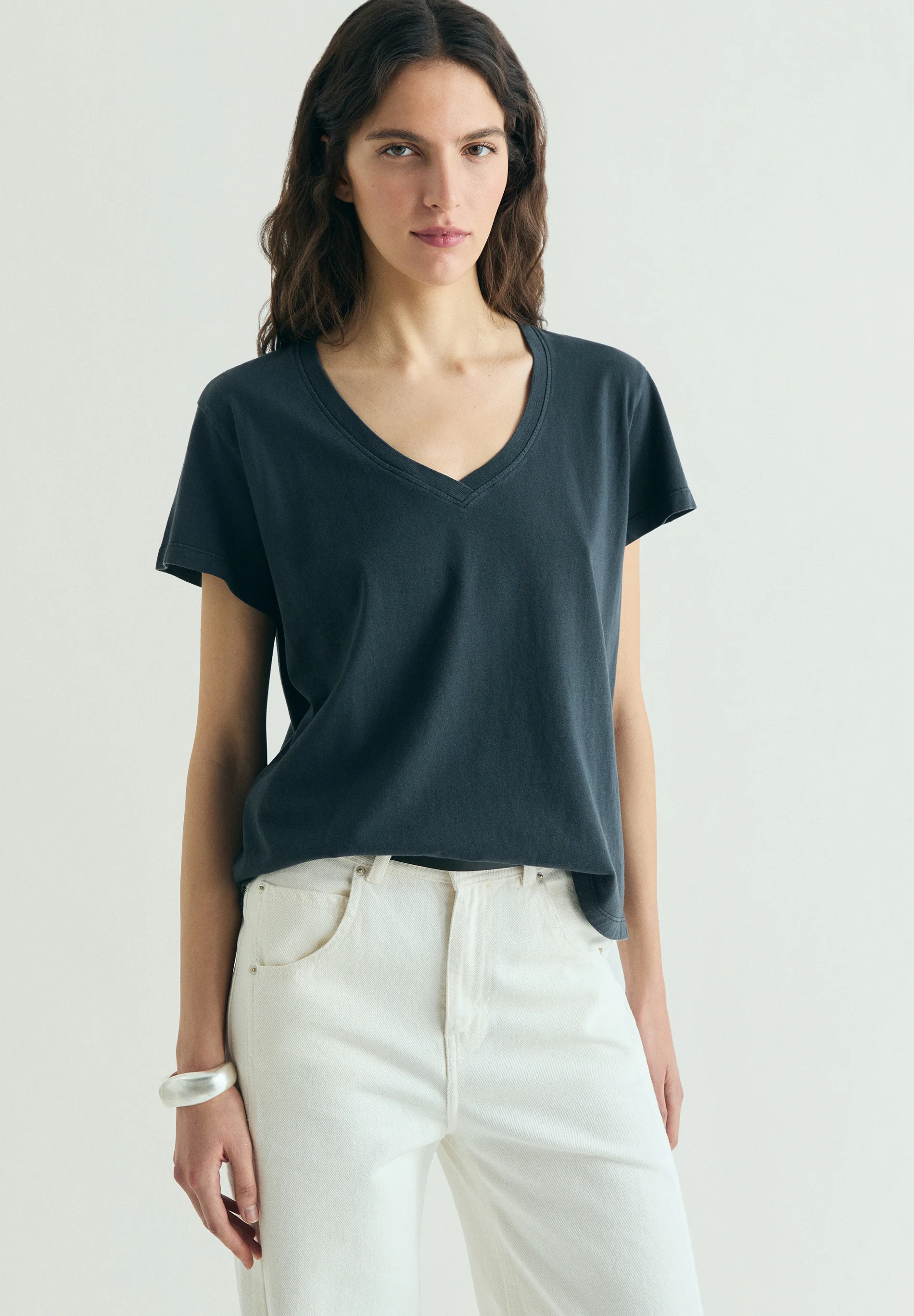 CAMISETA BÁSICA ESCOTE V