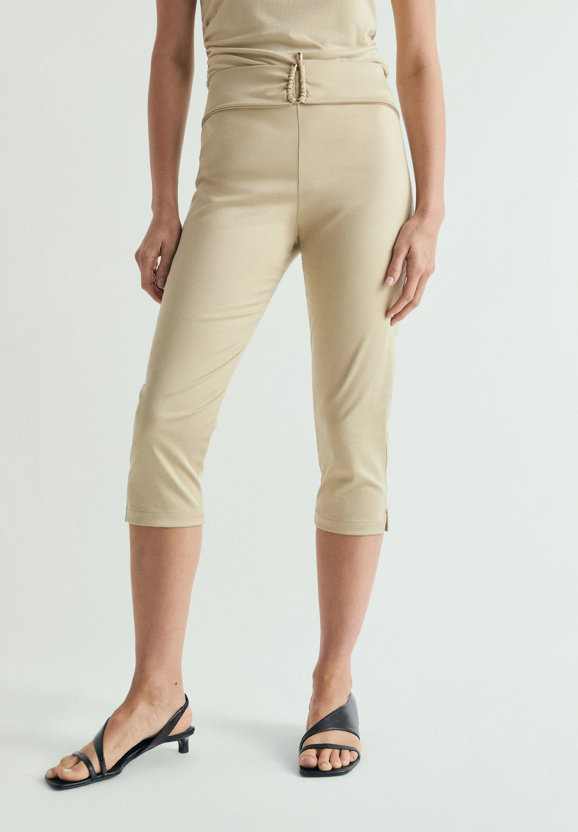 PANTALÓN CAPRI CINTURÓN - Image 2