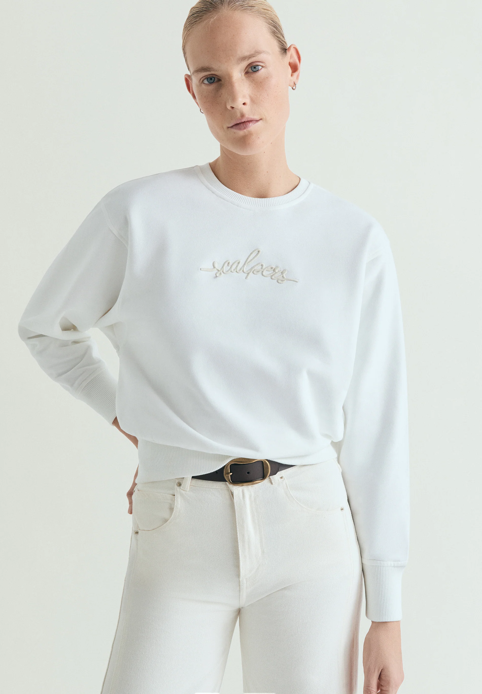 SUDADERA DETALLES BORDADOS