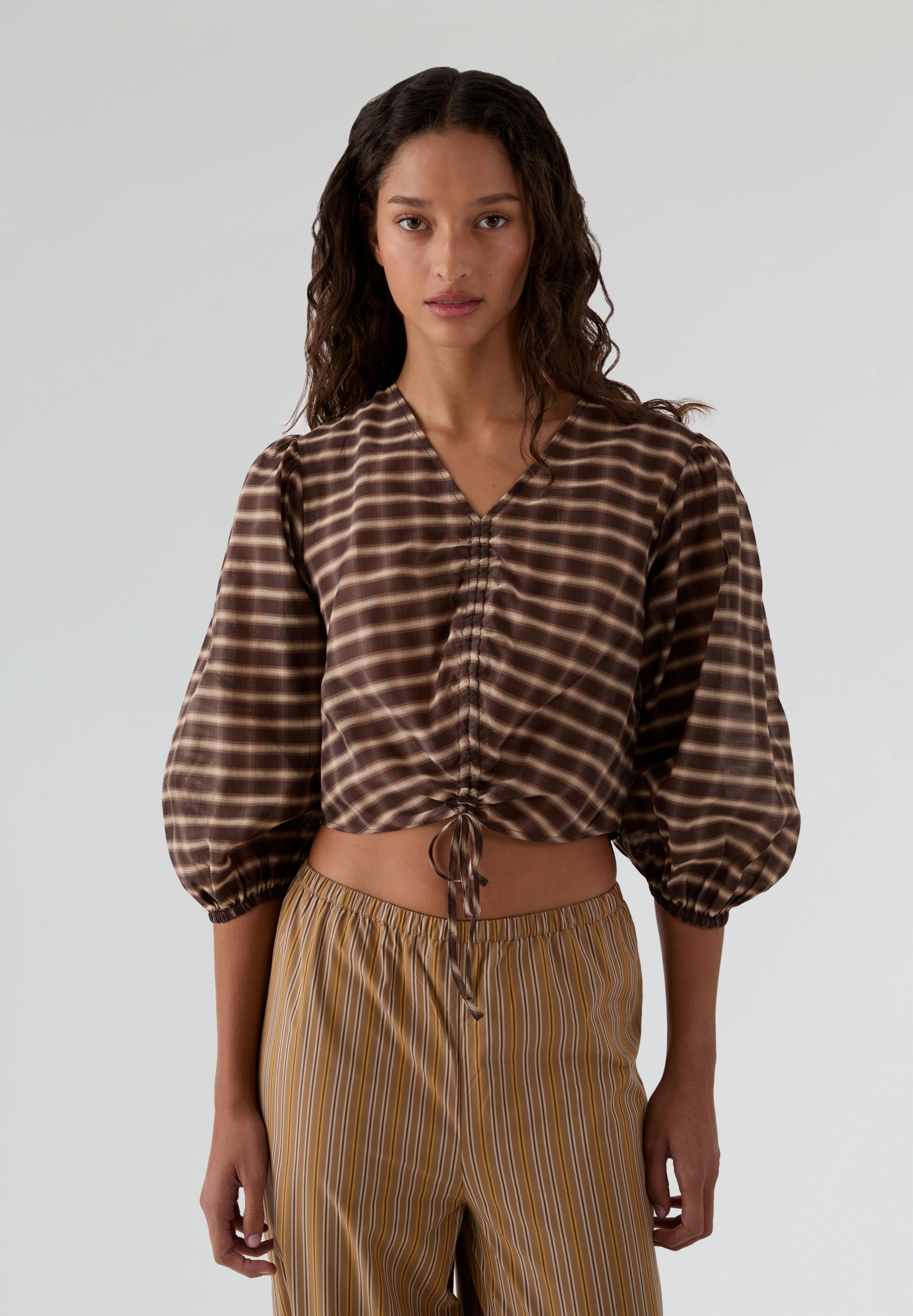 THE TINY BIG SISTER | BLUSA CHECK V-NECK - Image 2