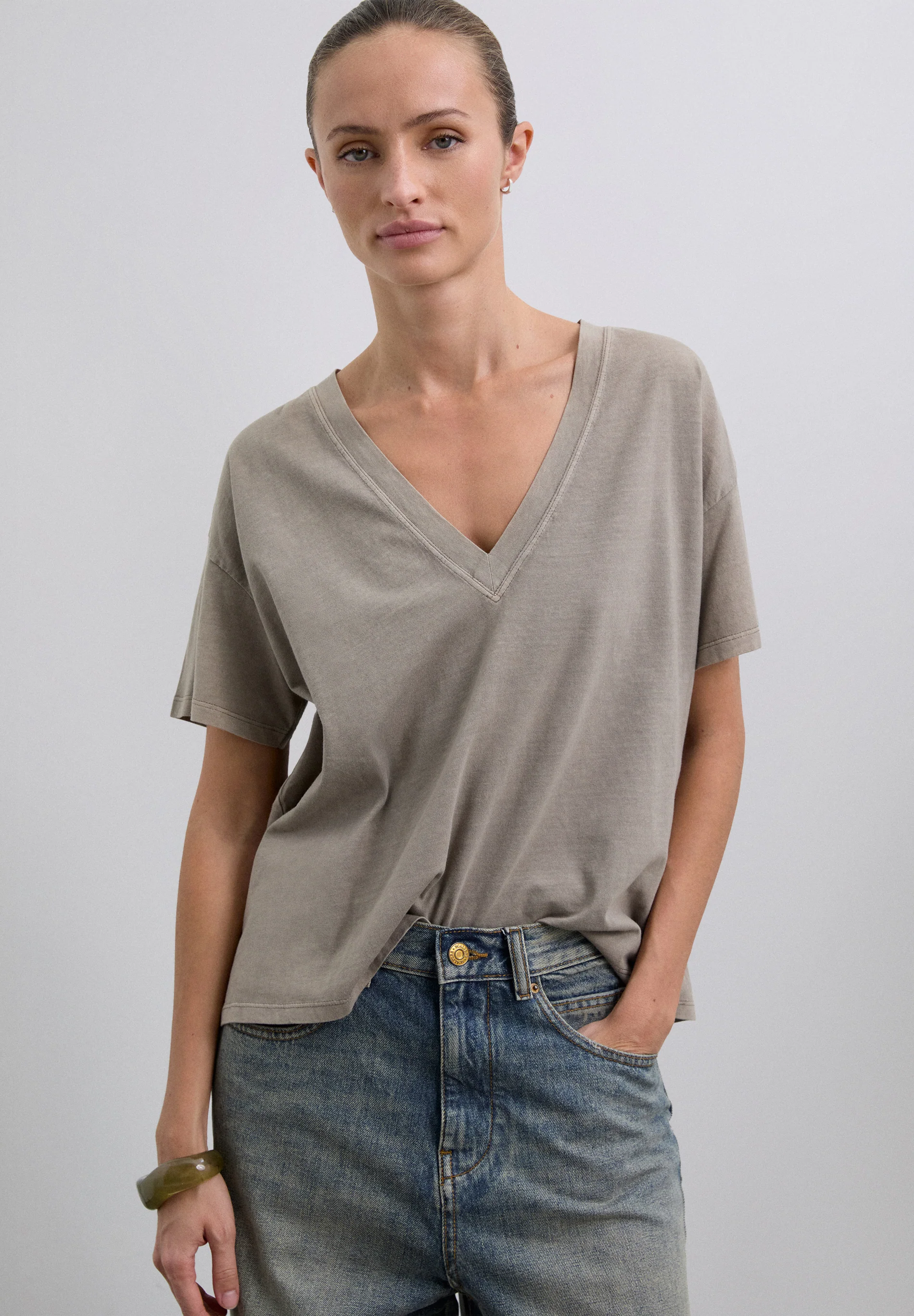 CAMISETA BÁSICA CUELLO PICO