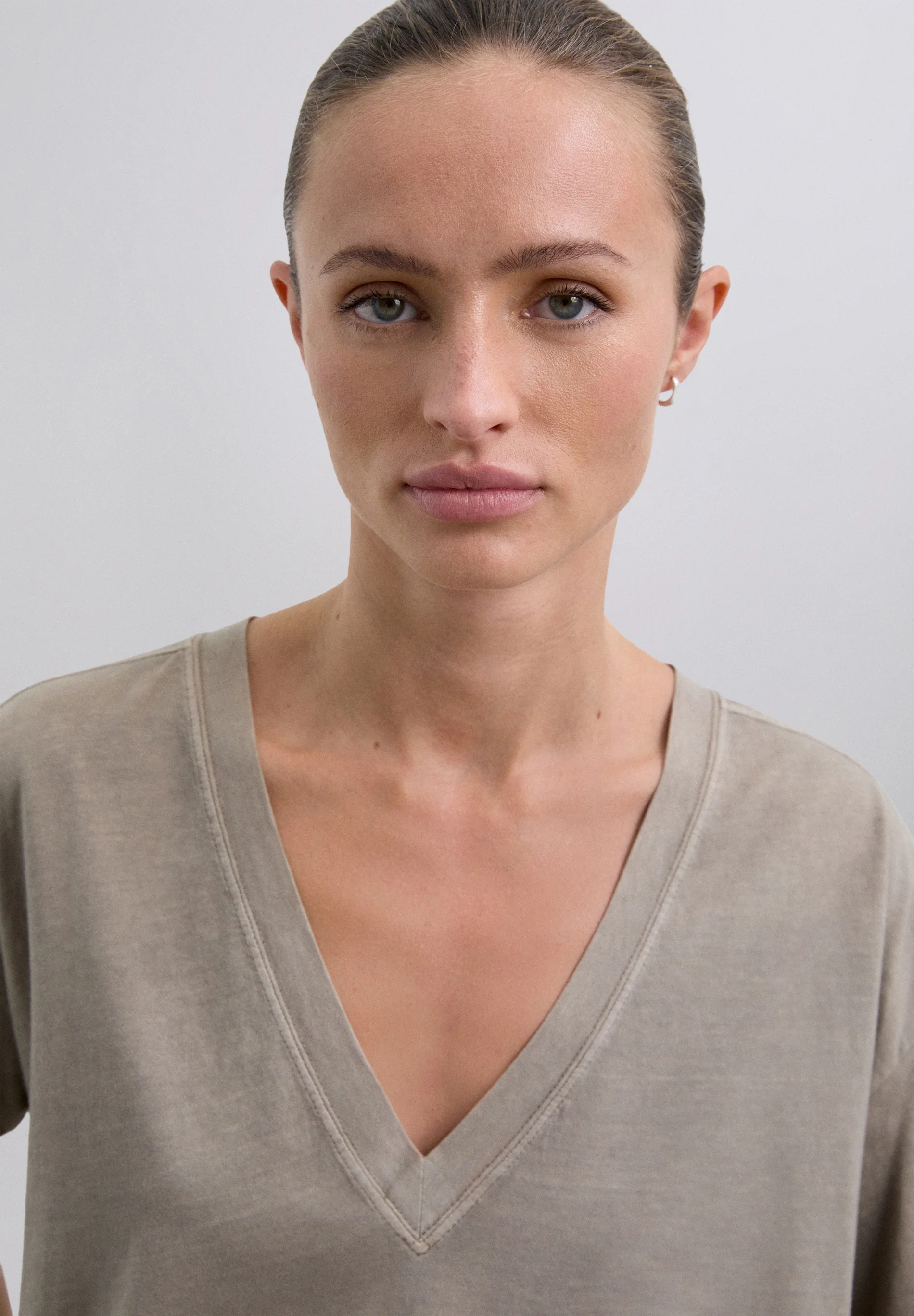 CAMISETA BÁSICA CUELLO PICO - Image 3