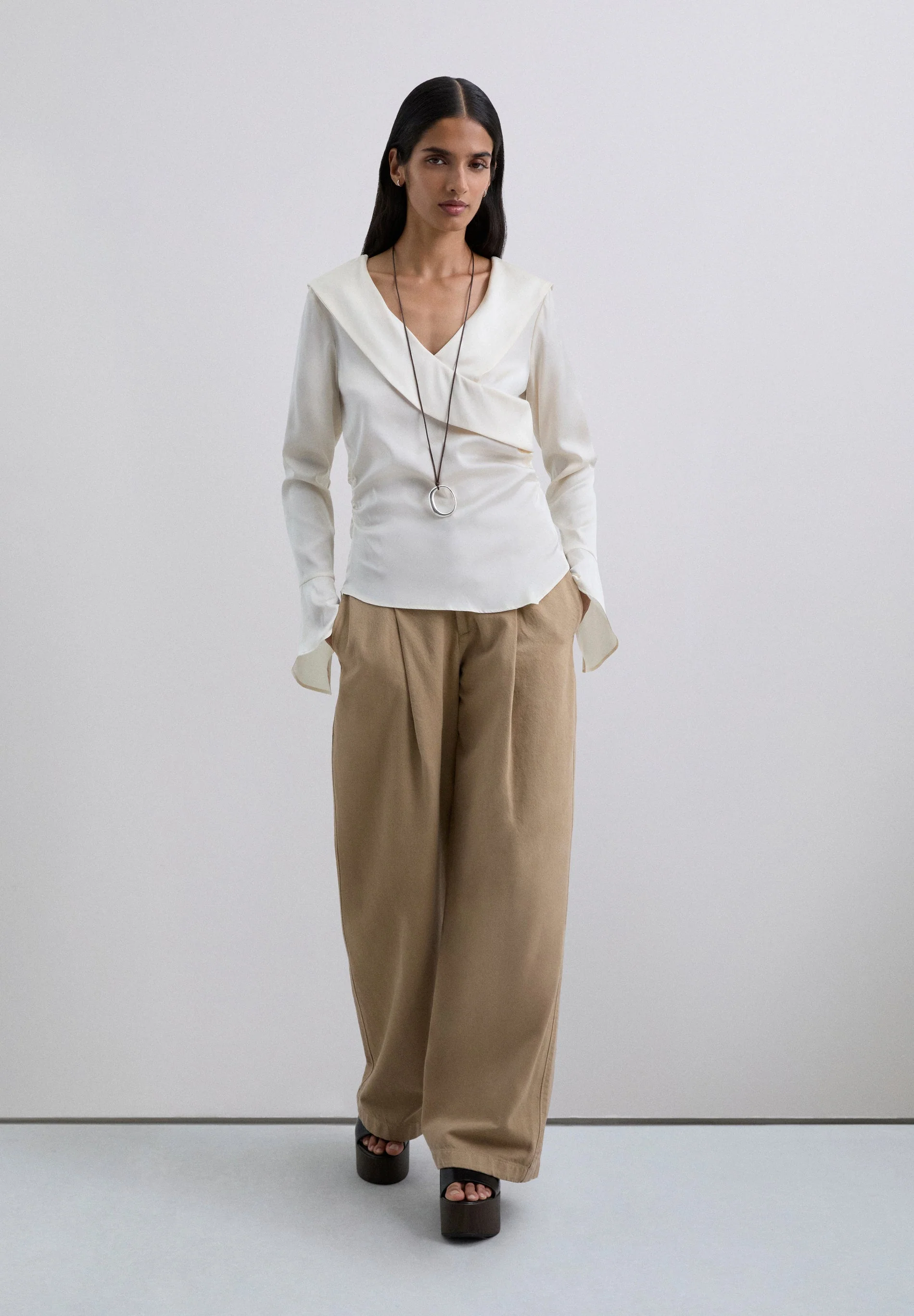 CAMISA SATINADA ASIMÉTRICA - Image 4