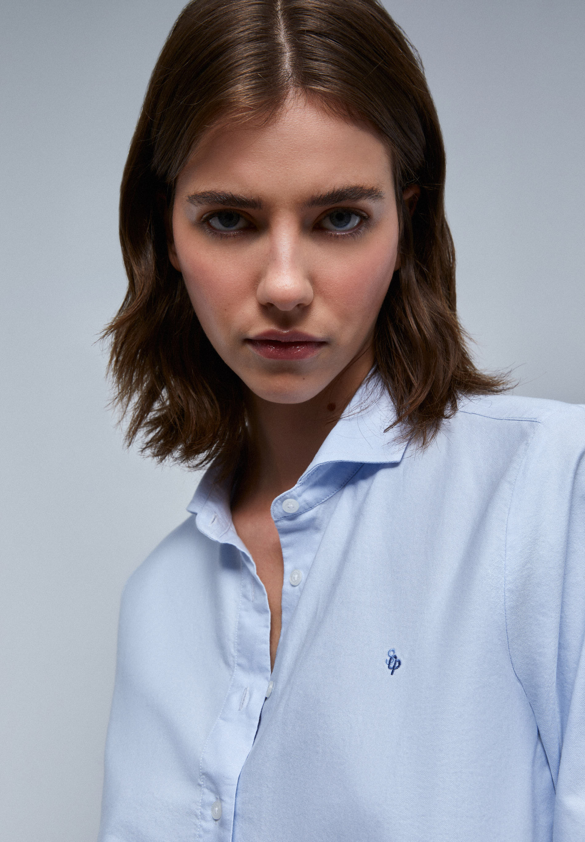 CAMISA CLÁSICA BORDADO PECHO - Image 3