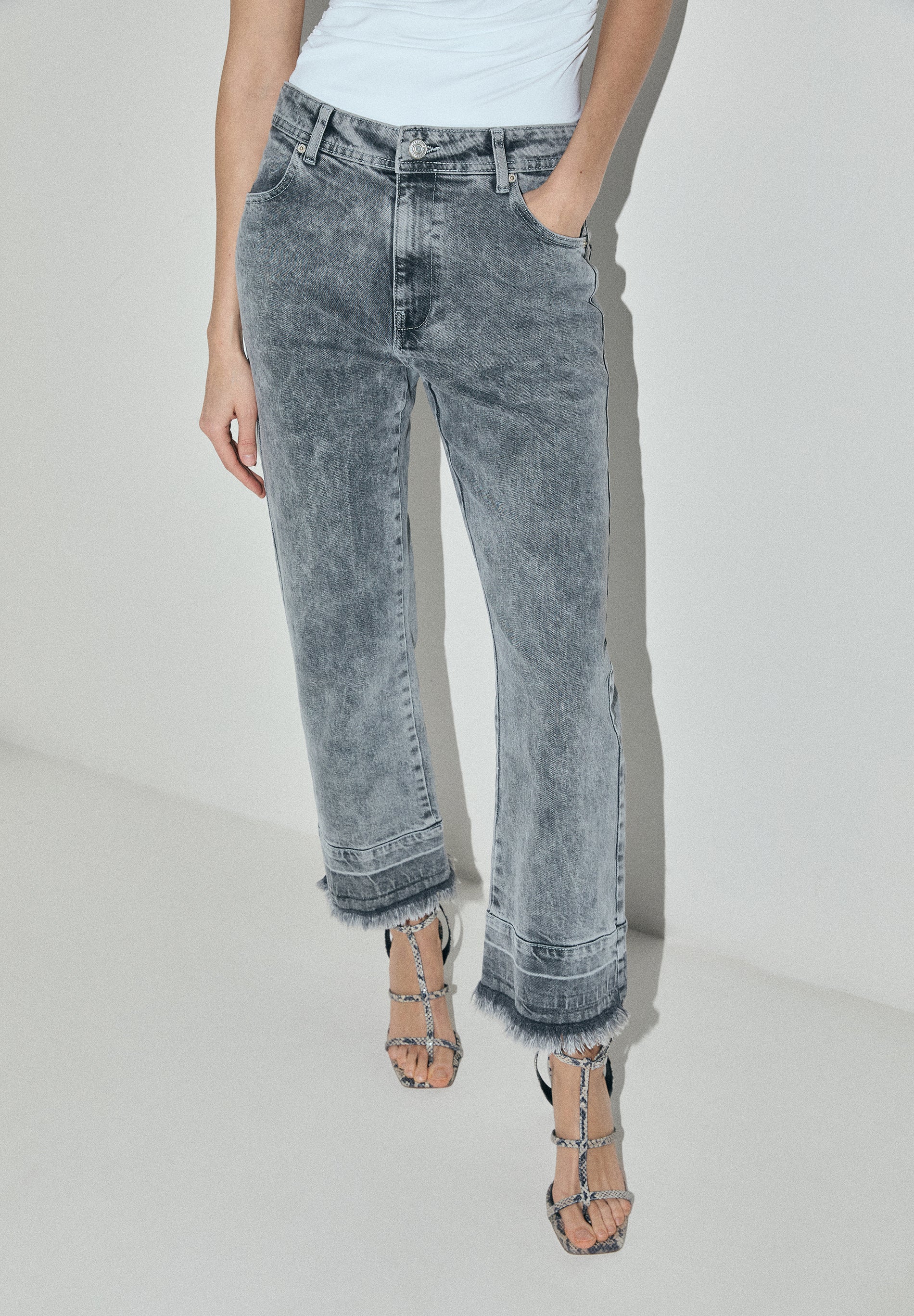 JEANS EFECTO LAVADO DESFLECADOS - Image 2
