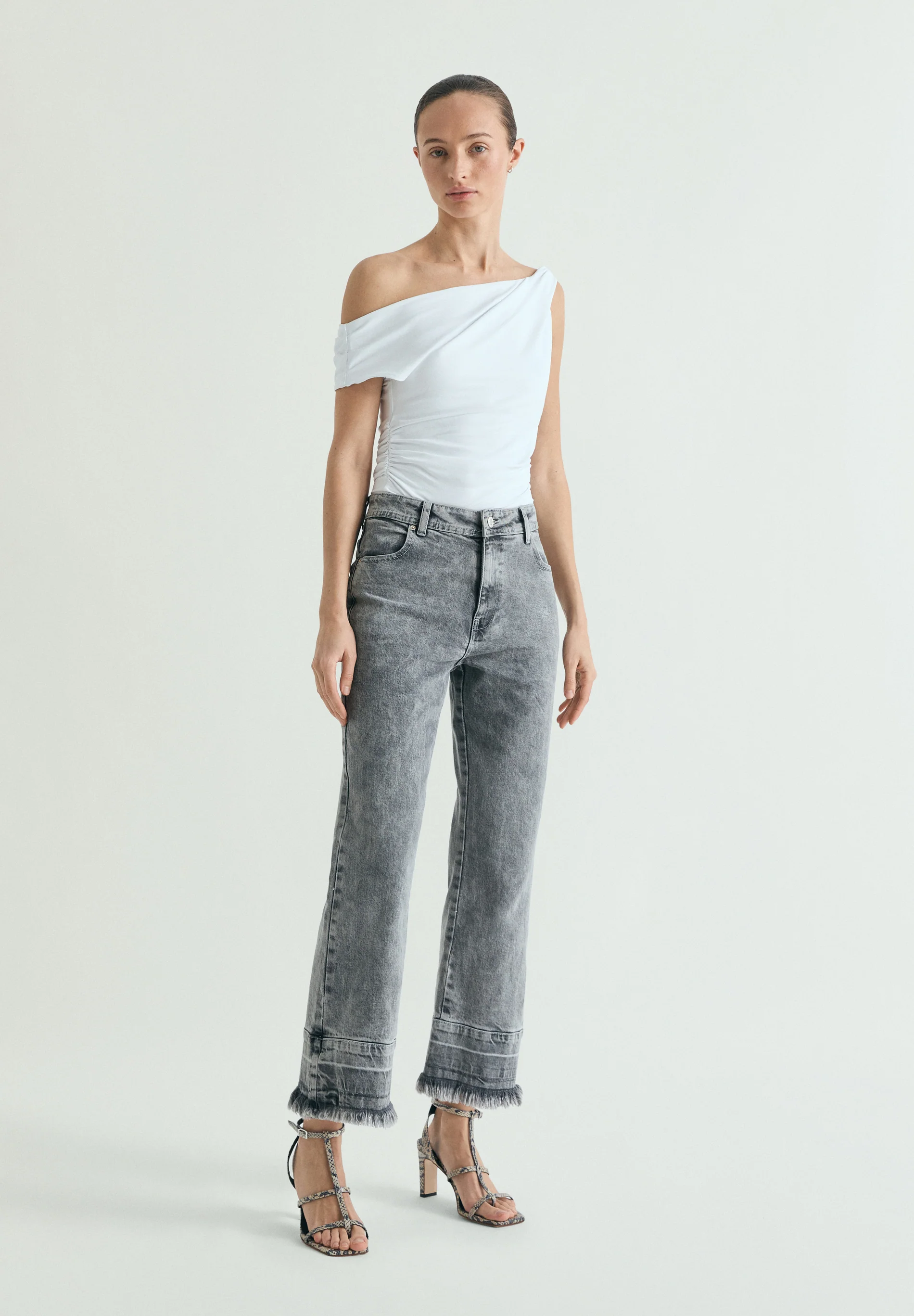 JEANS EFECTO LAVADO DESFLECADOS