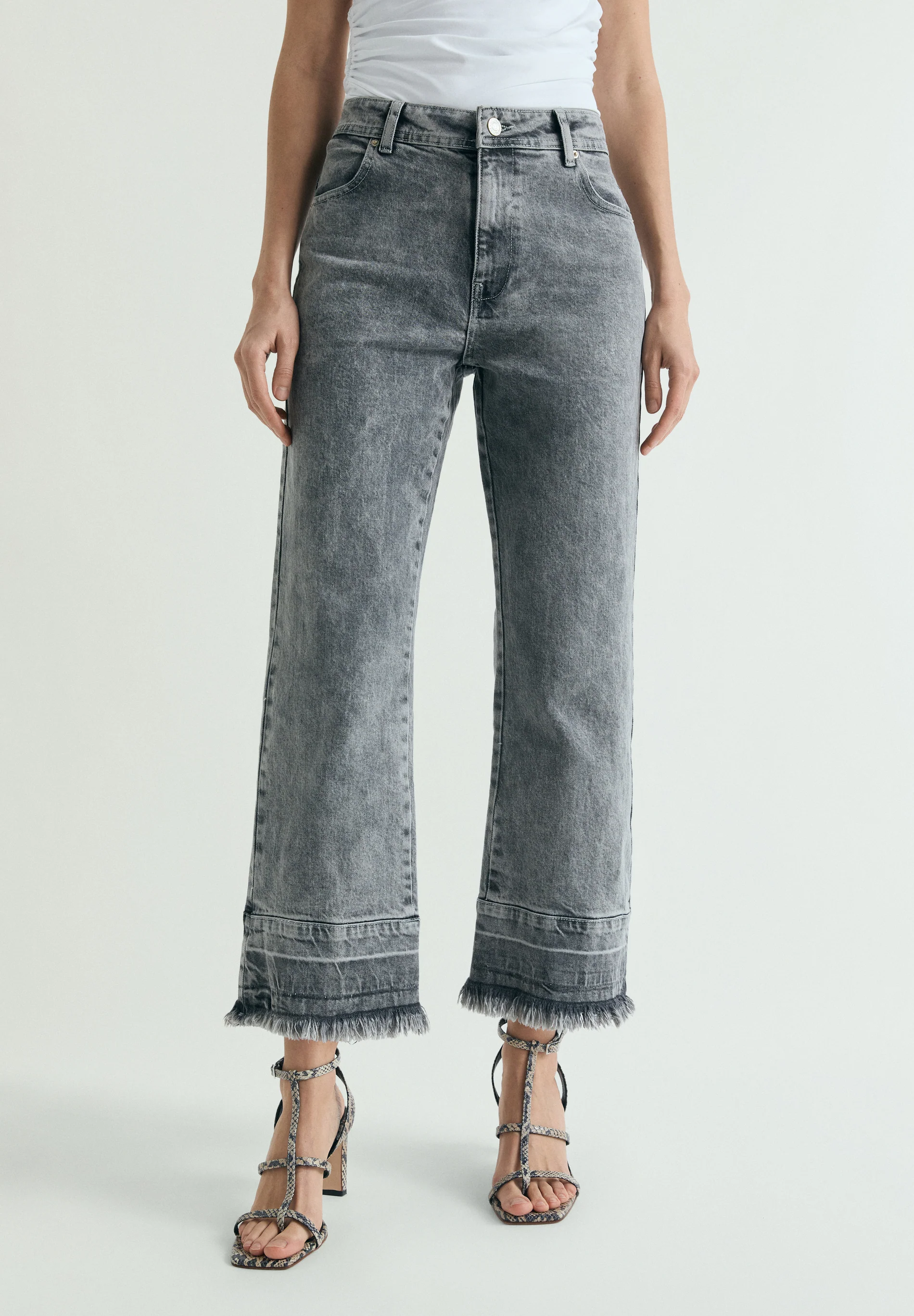 JEANS EFECTO LAVADO DESFLECADOS - Image 3