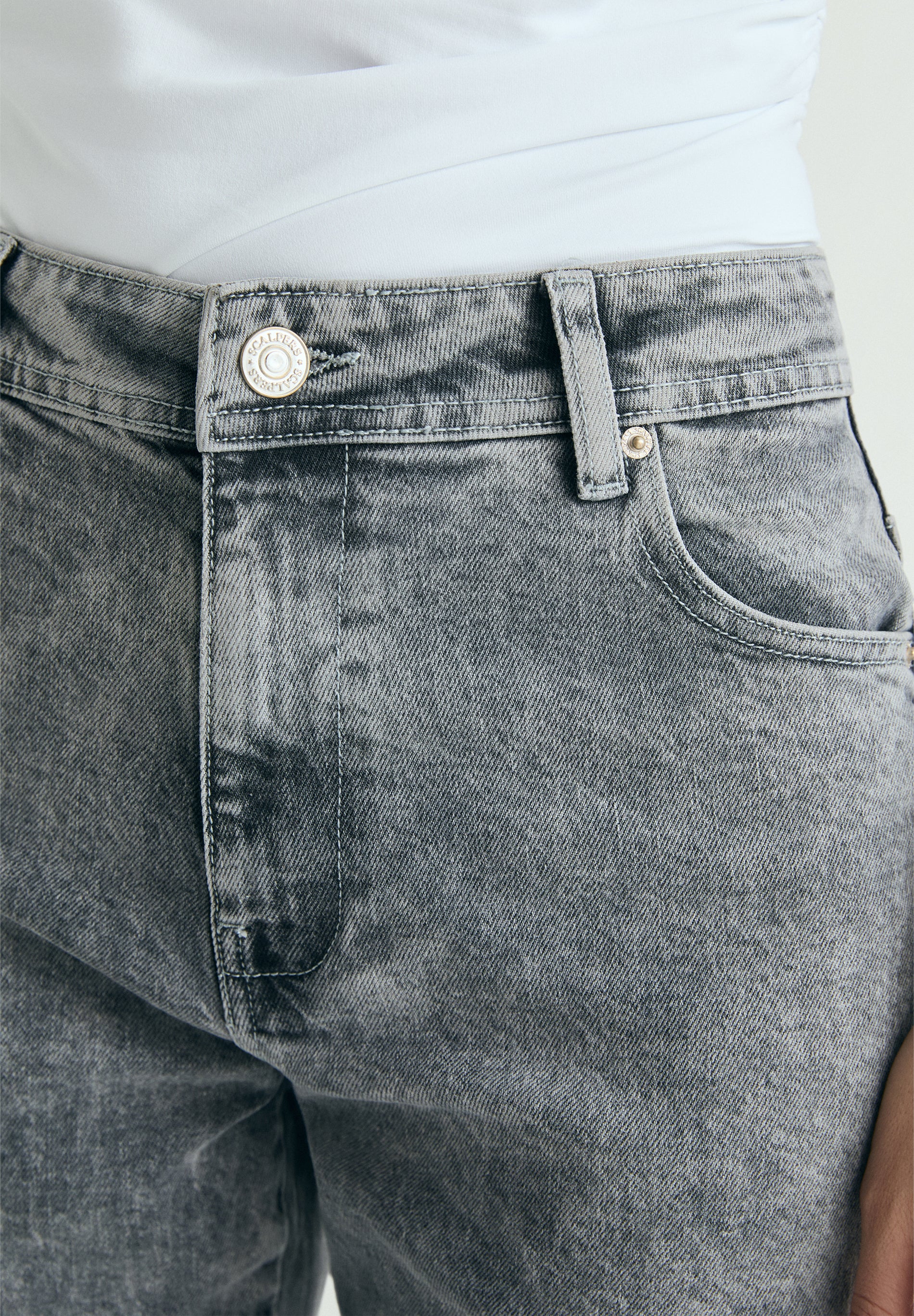 JEANS EFECTO LAVADO DESFLECADOS - Image 4