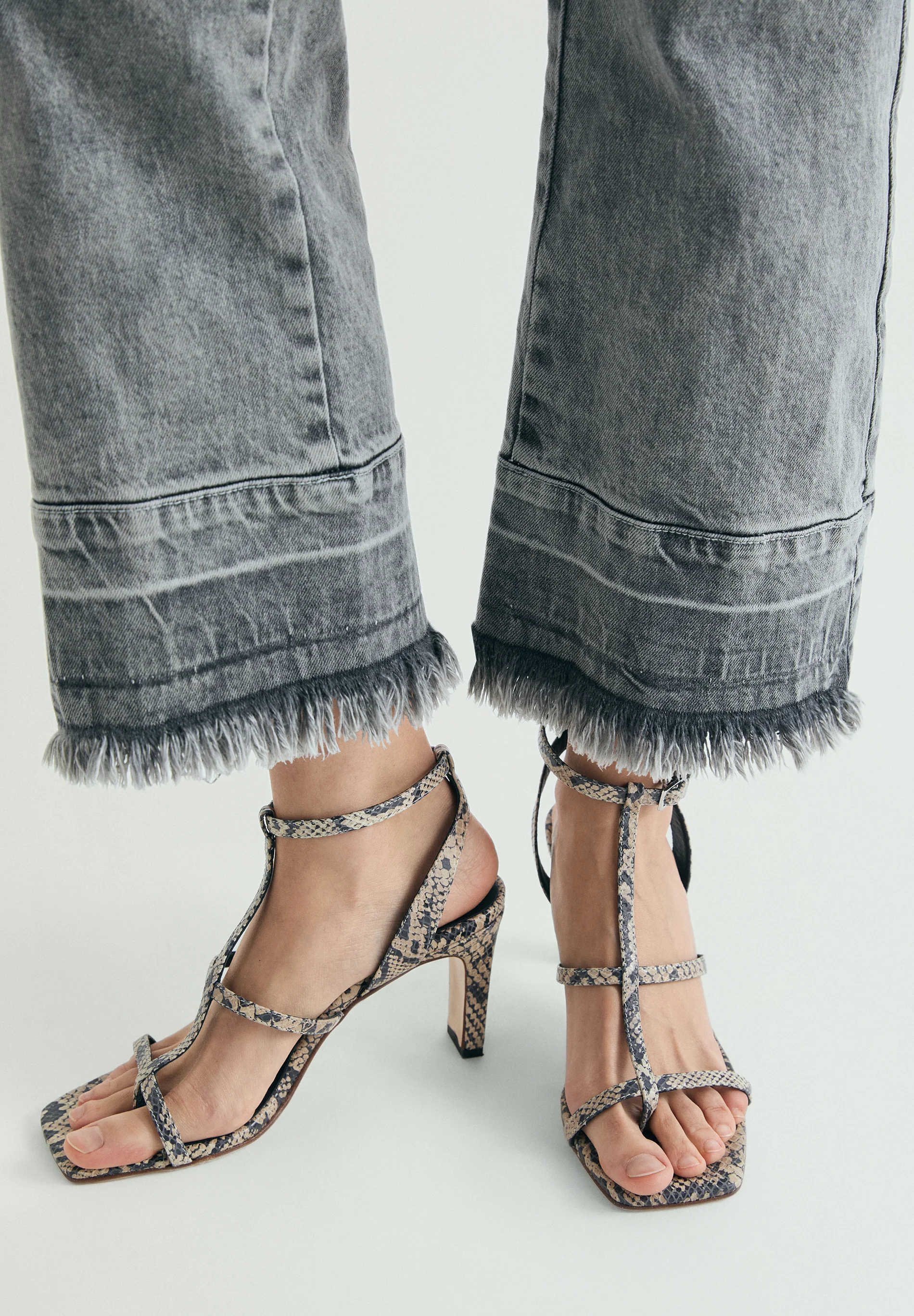 JEANS EFECTO LAVADO DESFLECADOS - Image 5