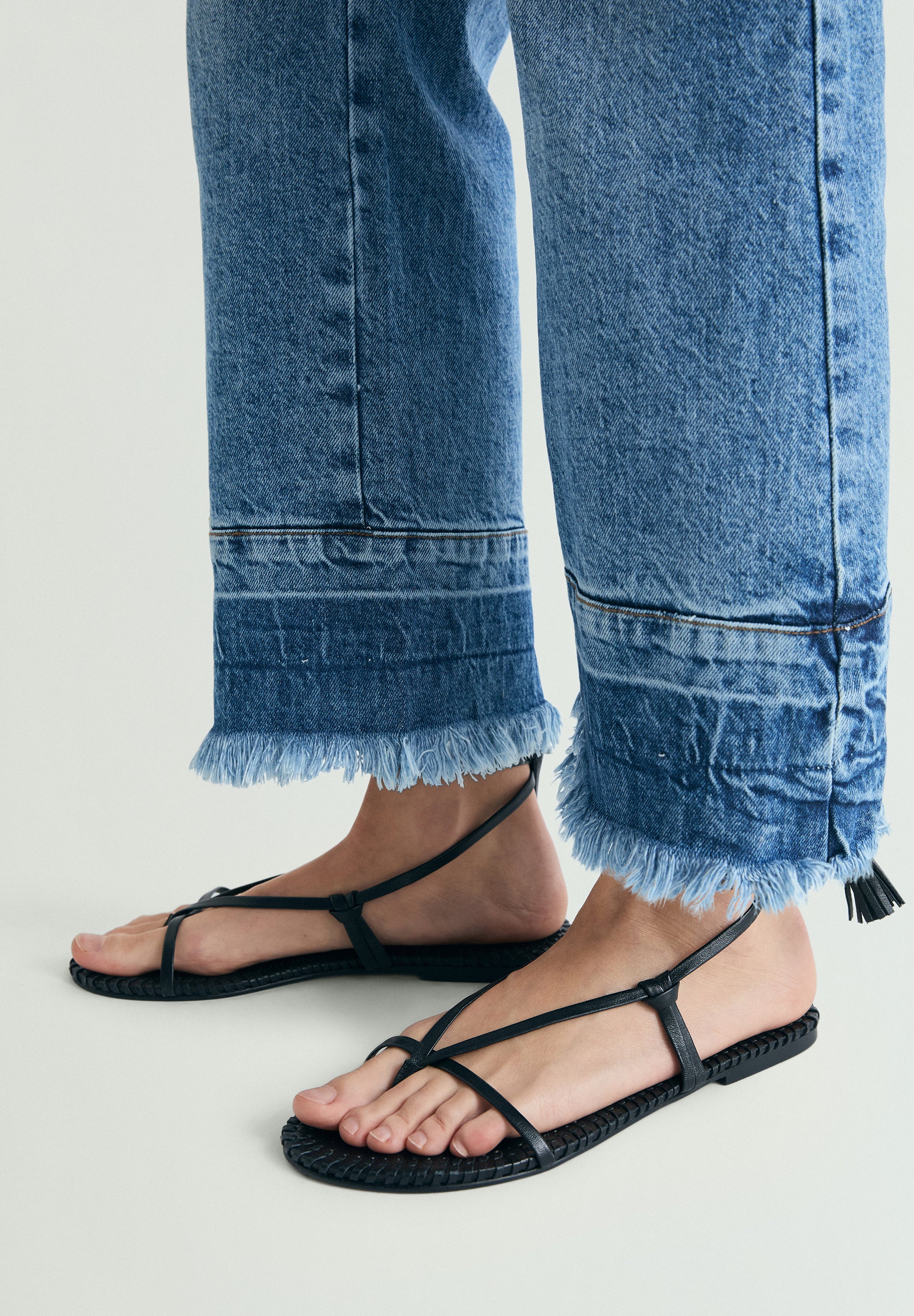 JEANS EFECTO LAVADO DESFLECADOS - Image 4