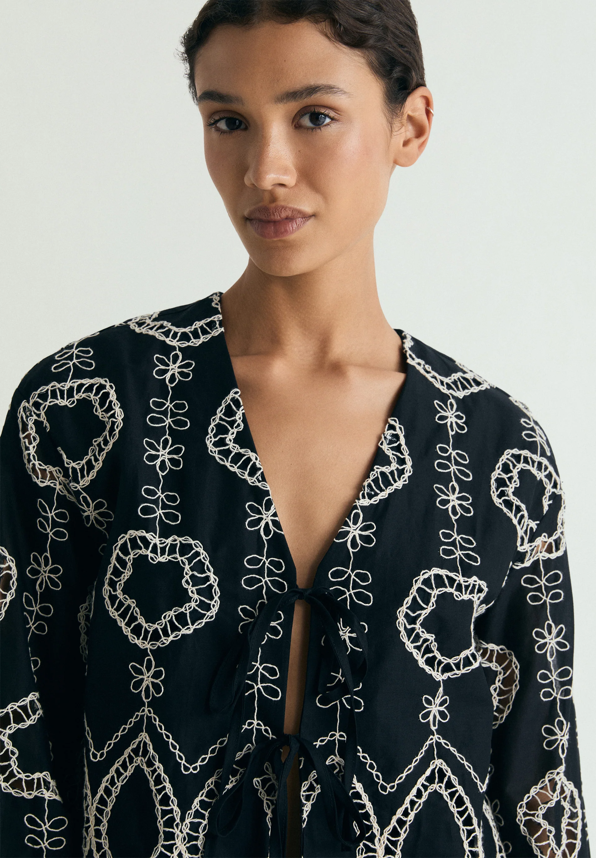 CAMISA BORDADOS CONTRASTE - Image 2