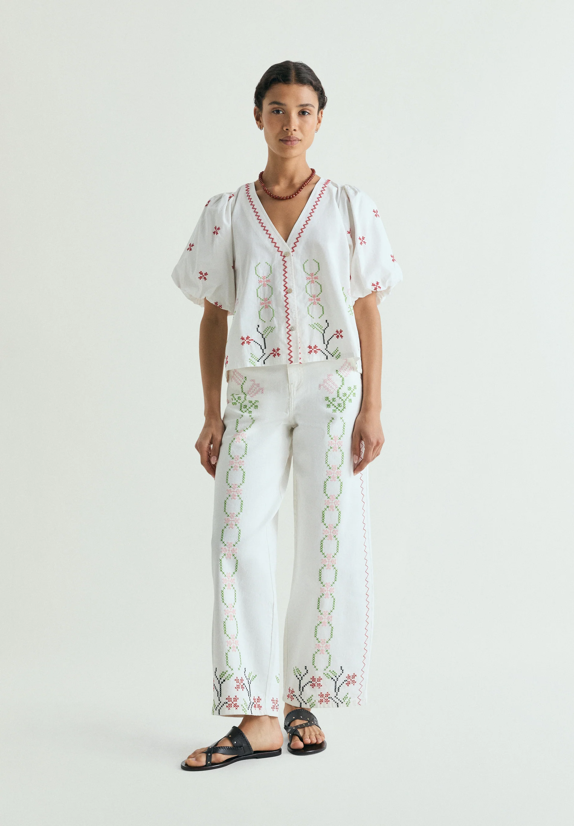 JEANS WIDE LEG BORDADOS FLORALES