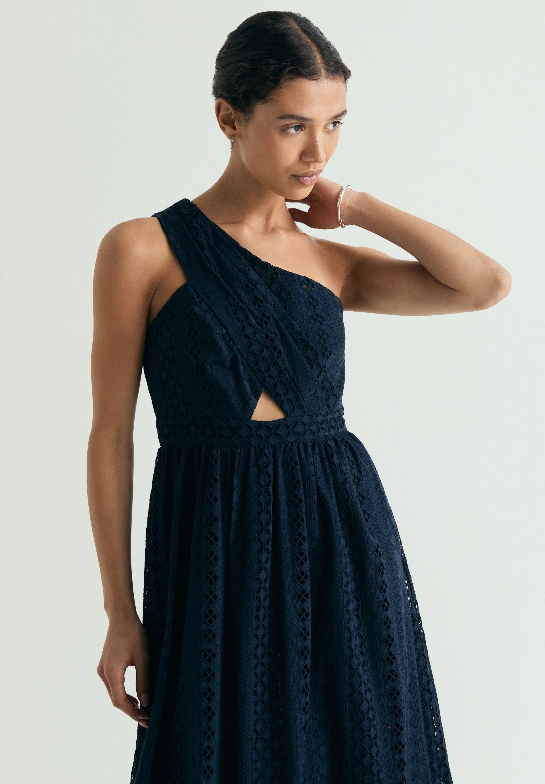 VESTIDO MIDI ASIMÉTRICO BORDADO